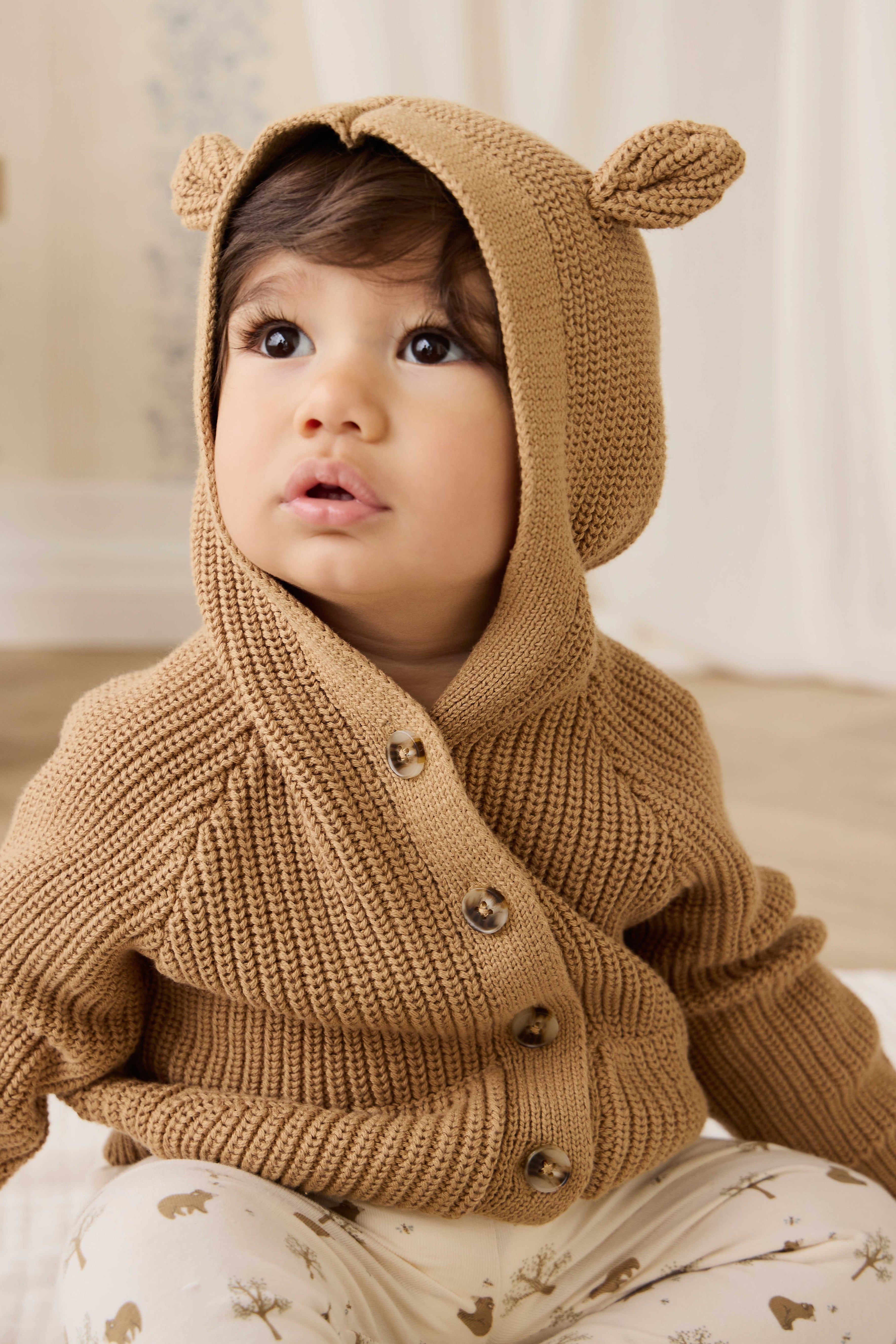 Joli cardigan en tricot de coton marron fauve avec capuche à oreilles d'ours et poches avant