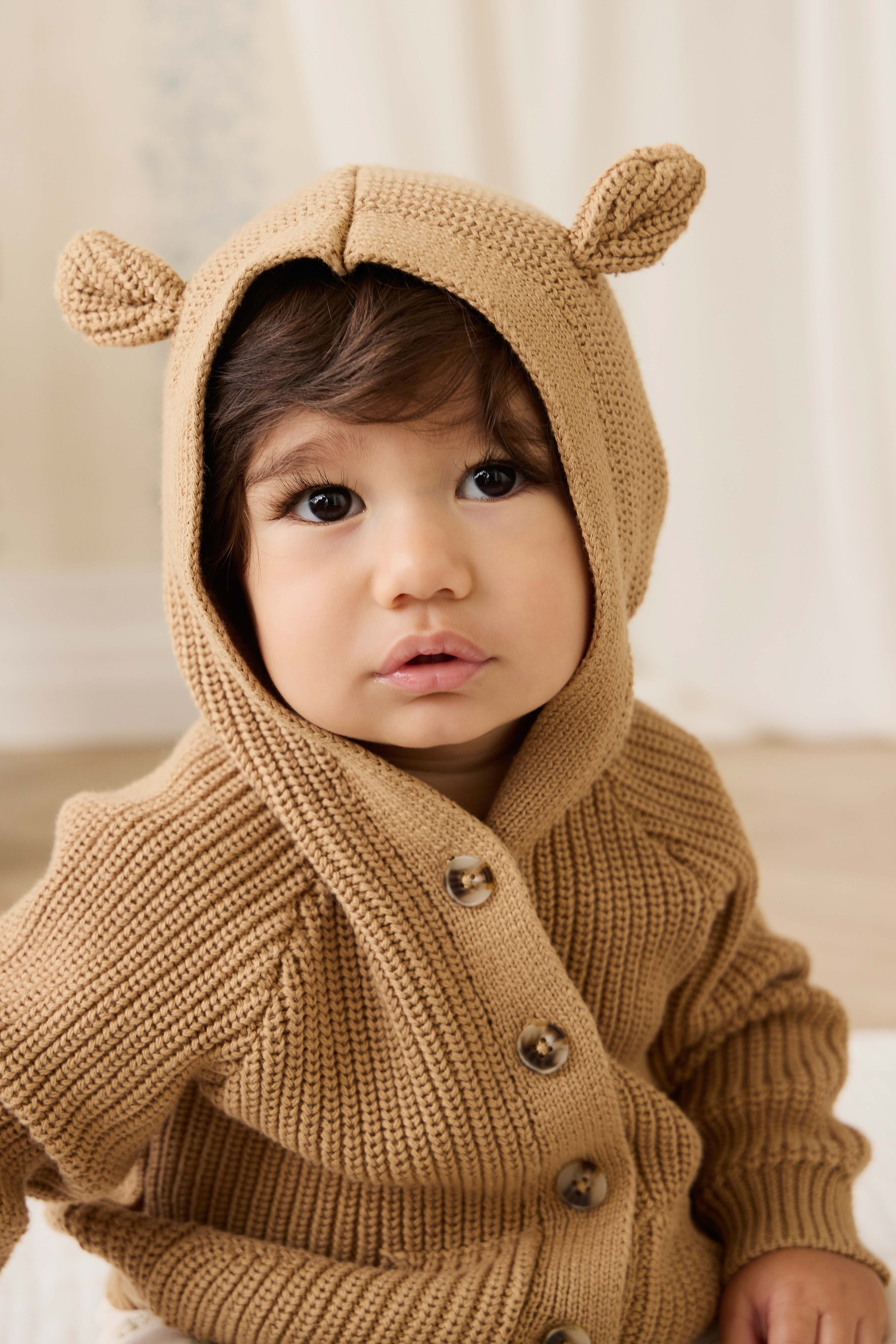 Joli cardigan en tricot de coton marron fauve avec capuche à oreilles d'ours et poches avant