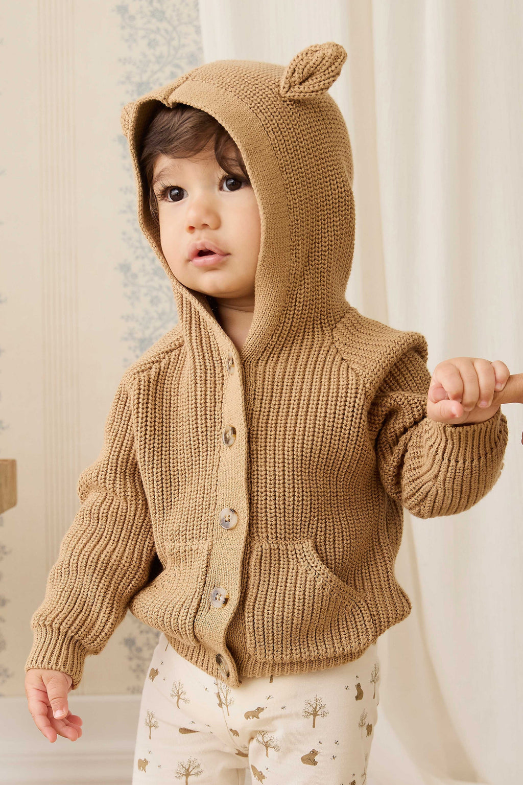 Joli cardigan en tricot de coton marron fauve avec capuche à oreilles d'ours et poches avant