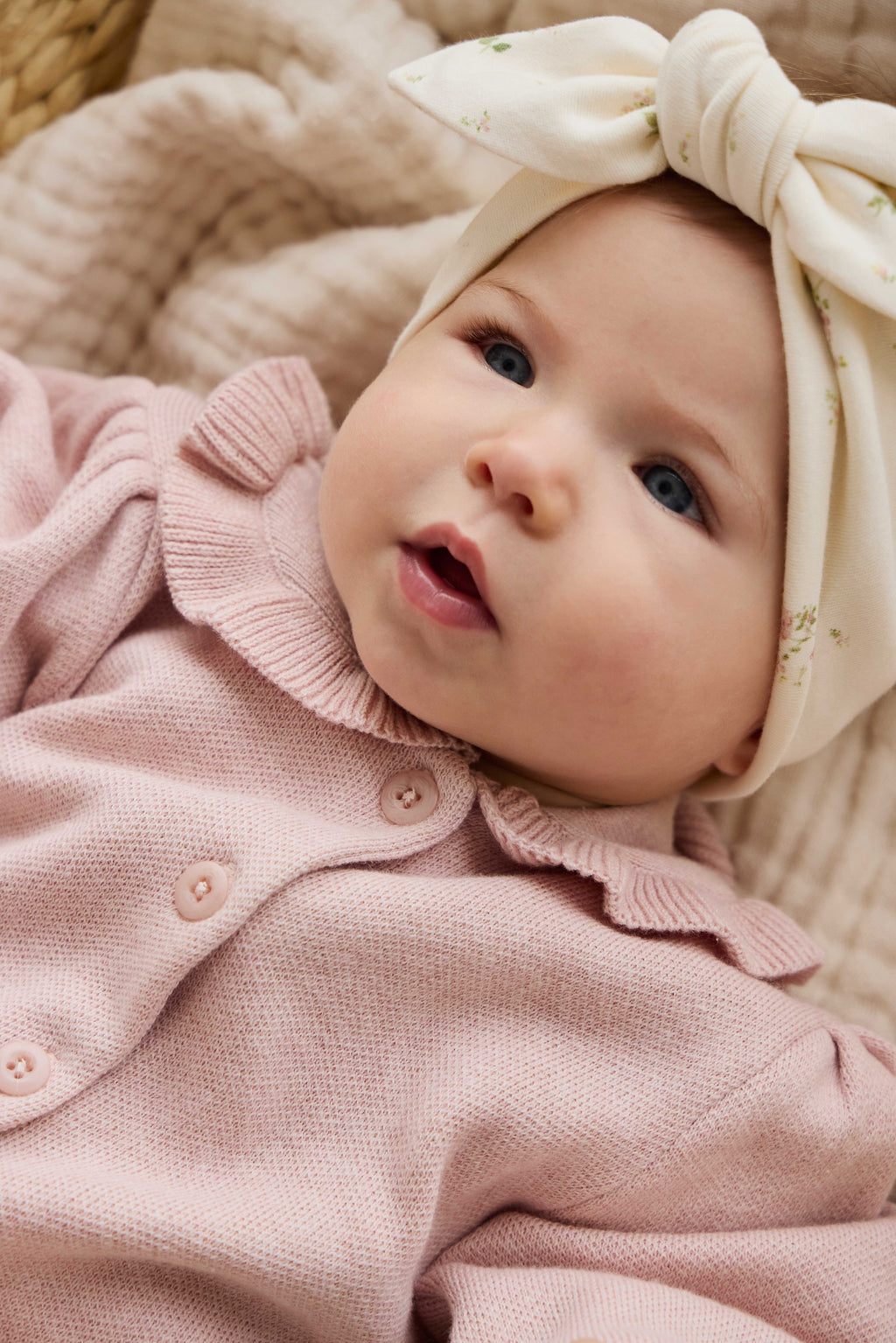 Gilet en maille de coton rose pêche avec col à volants et manches bouffantes