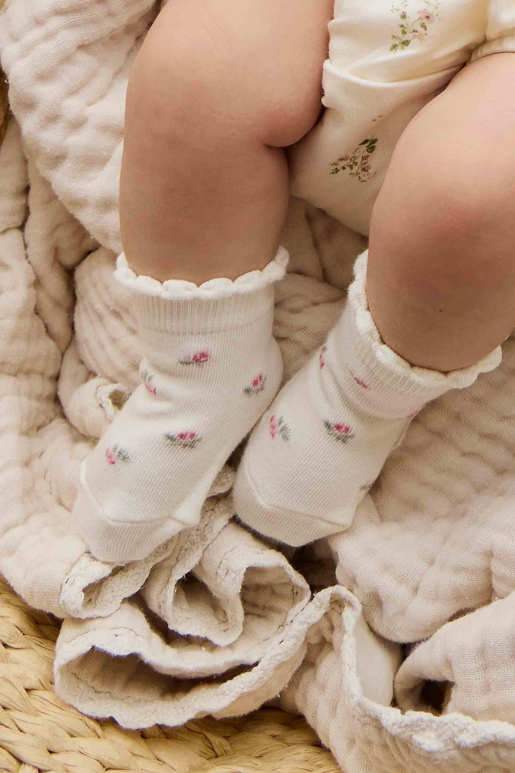 Chaussettes en coton crème, motif floral doux, brodées et avec bord festonné