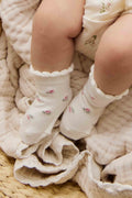 Chaussettes en coton crème, motif floral doux, brodées et avec bord festonné