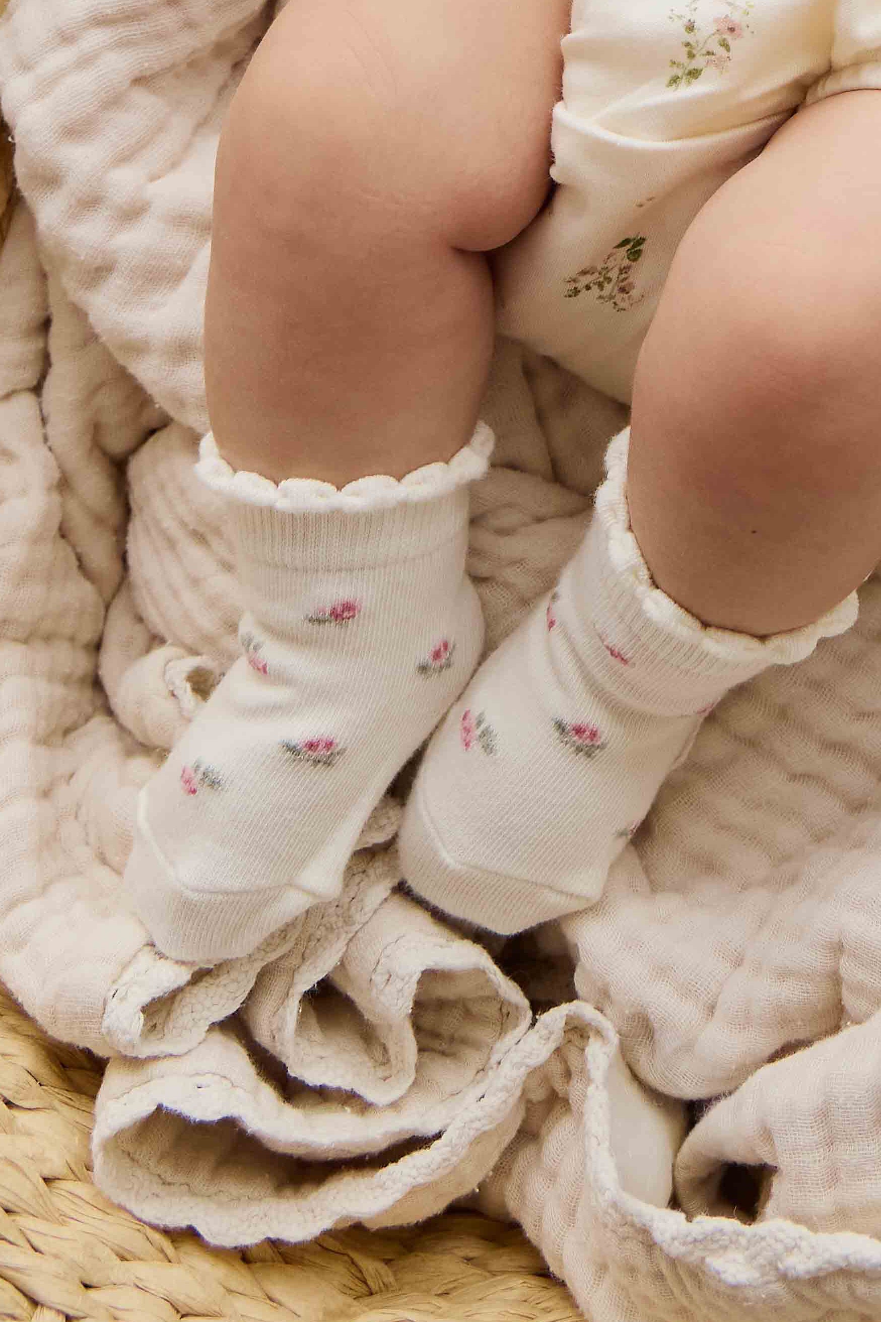 Chaussettes en coton crème, motif floral doux, brodées et avec bord festonné