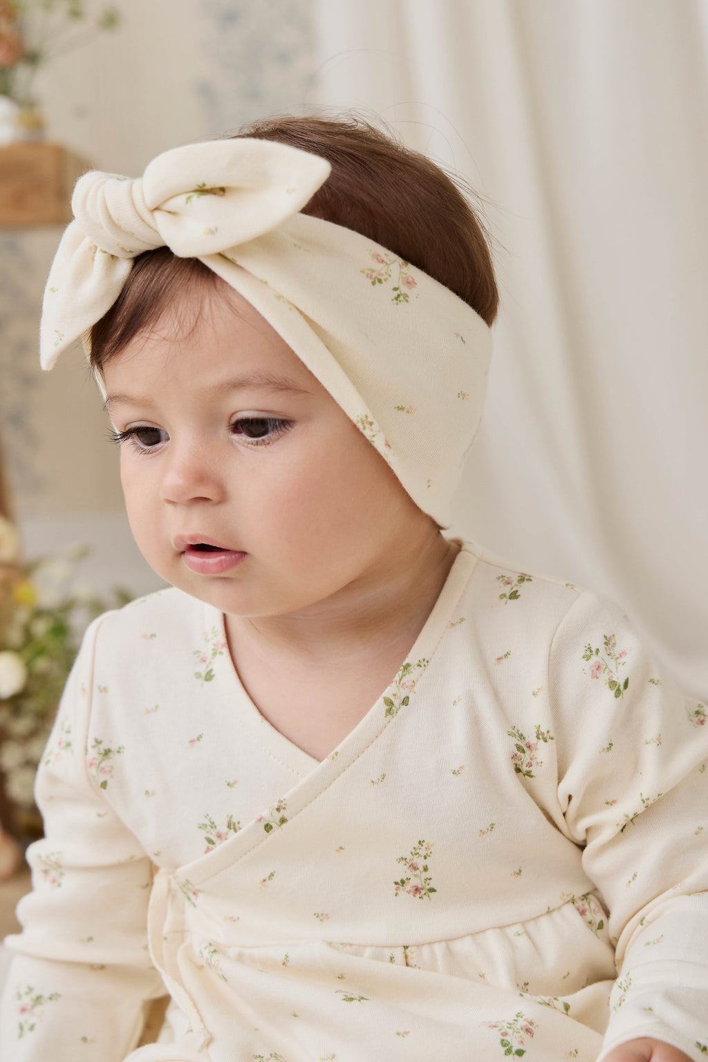 Haut cache-cœur en coton bio blanc à imprimé floral vintage avec liens et manches longues