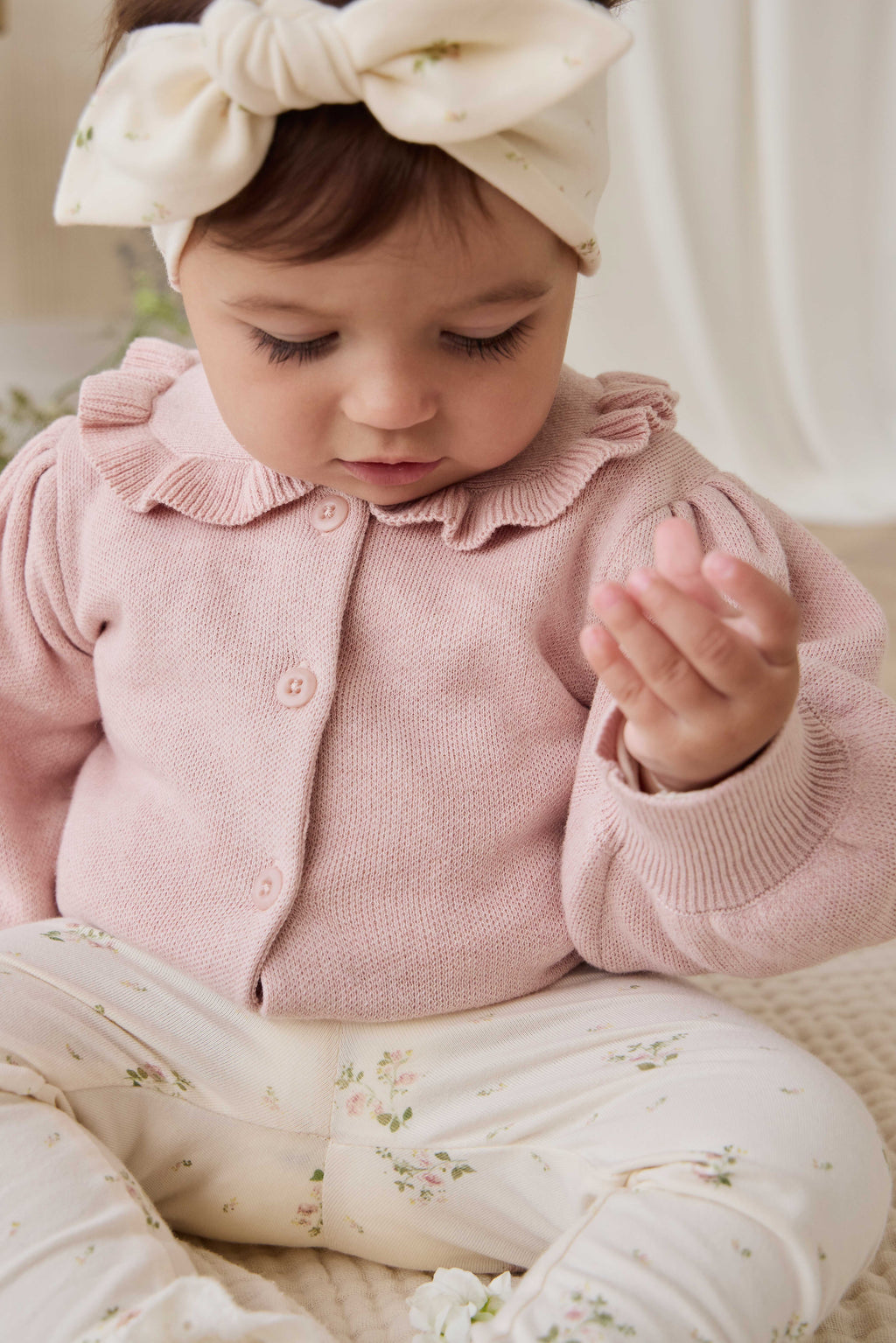 Gilet en maille de coton rose pêche avec col à volants et manches bouffantes