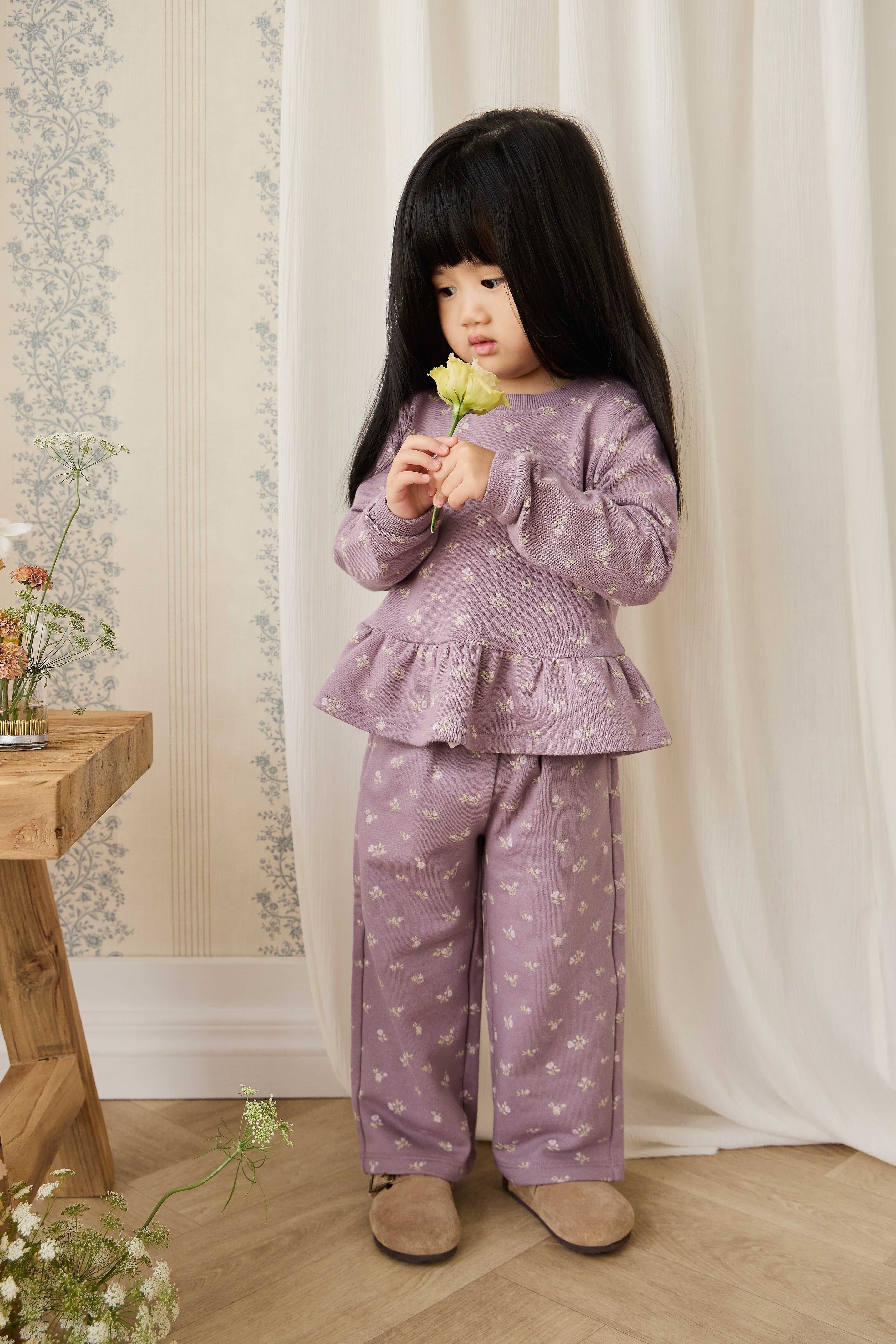 Pantalon décontracté en coton biologique avec imprimé floral prune, taille élastique et nœud