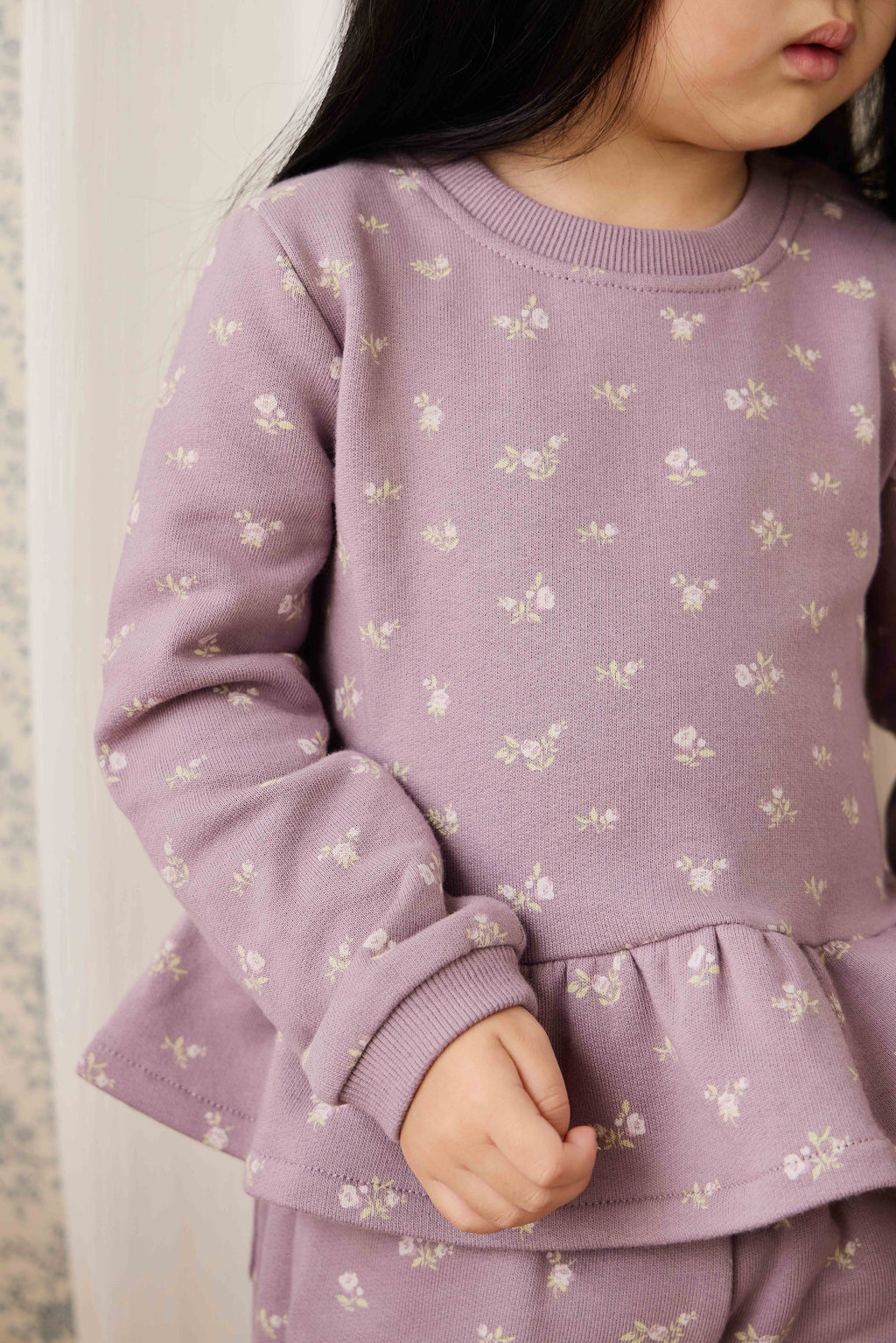 Sweat-shirt décontracté en coton biologique motif floral prune, avec col rond et taille froncée