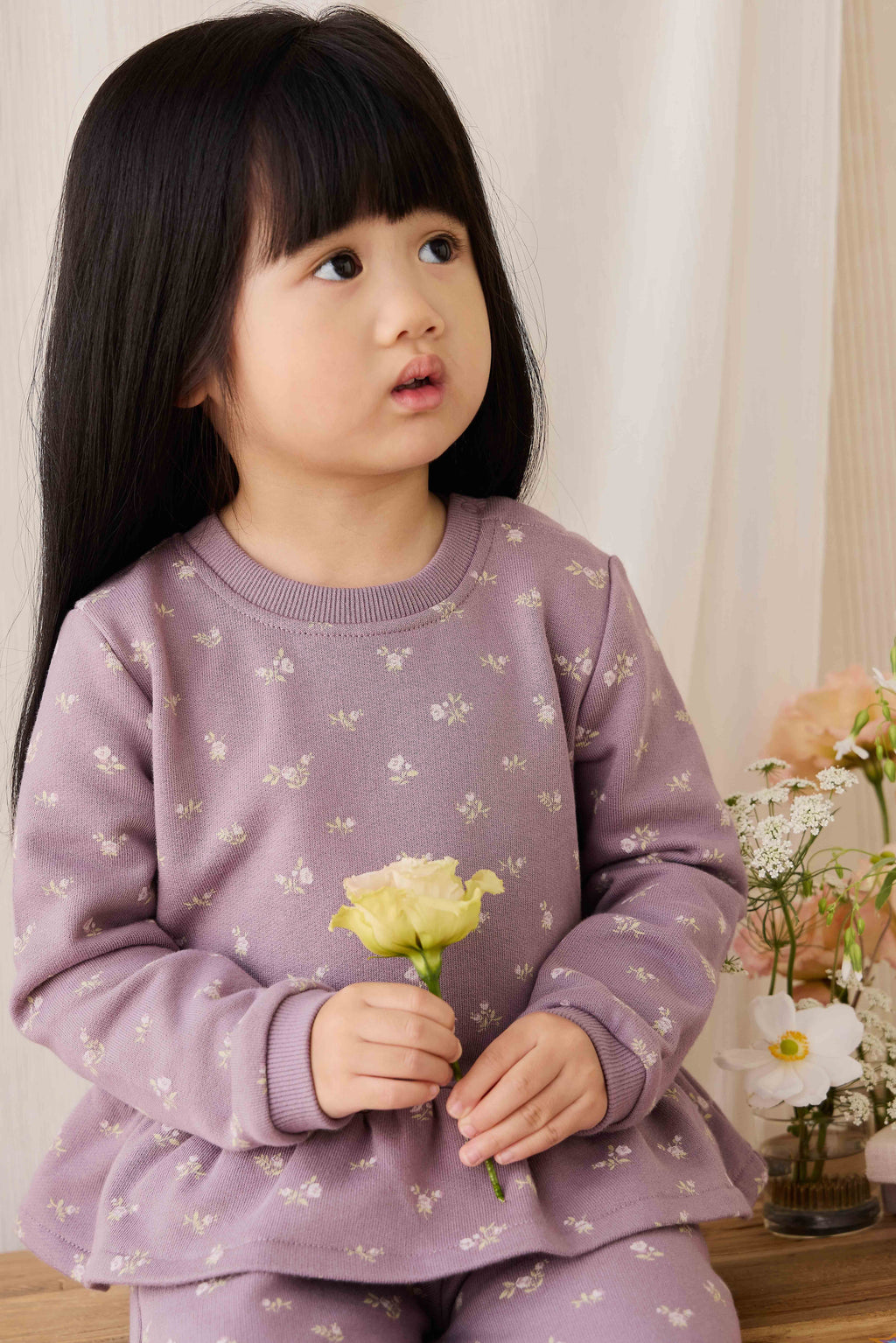 Sweat-shirt décontracté en coton biologique motif floral prune, avec col rond et taille froncée