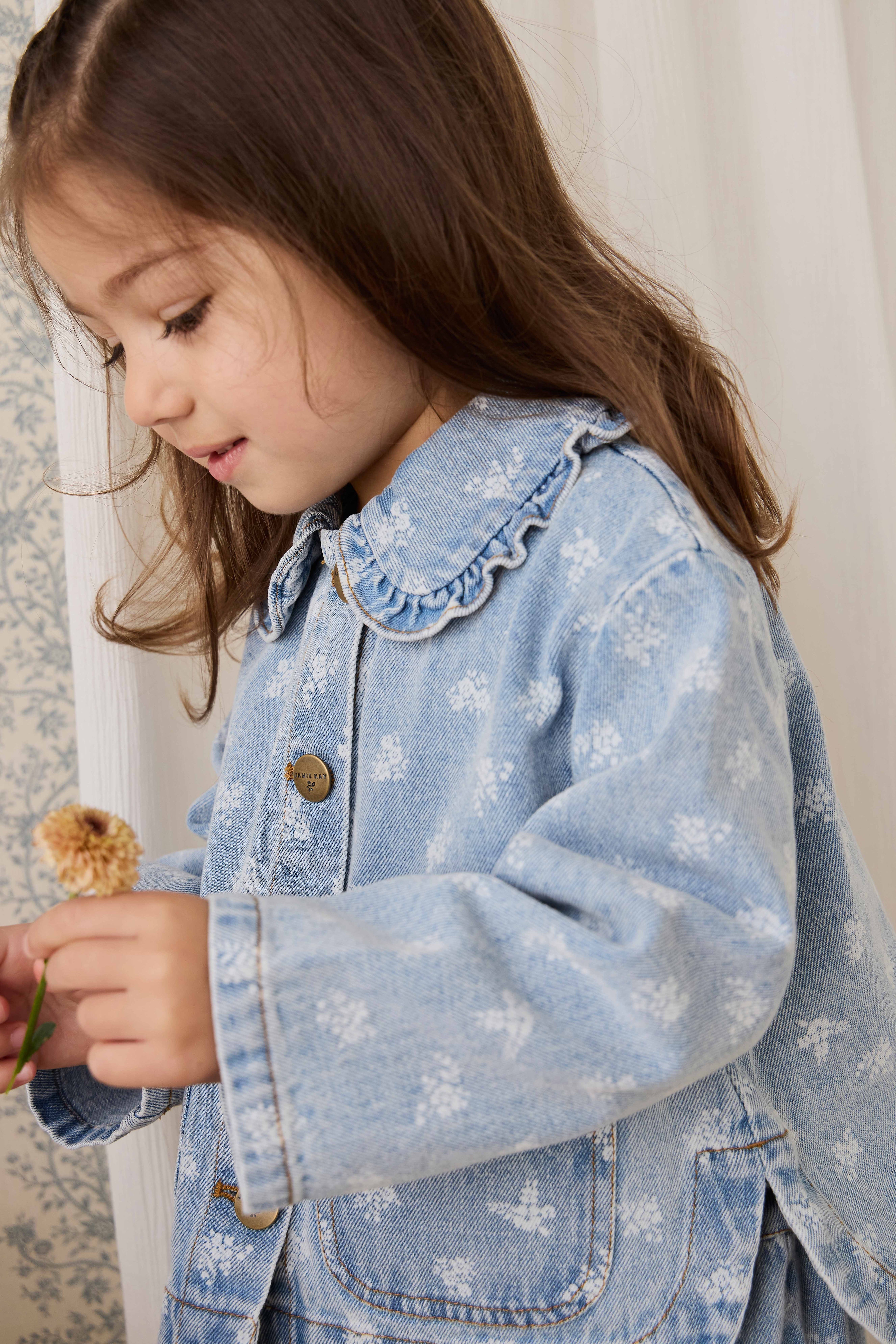 Veste en jean bleu vintage à motif floral, col rond et poches plaquées