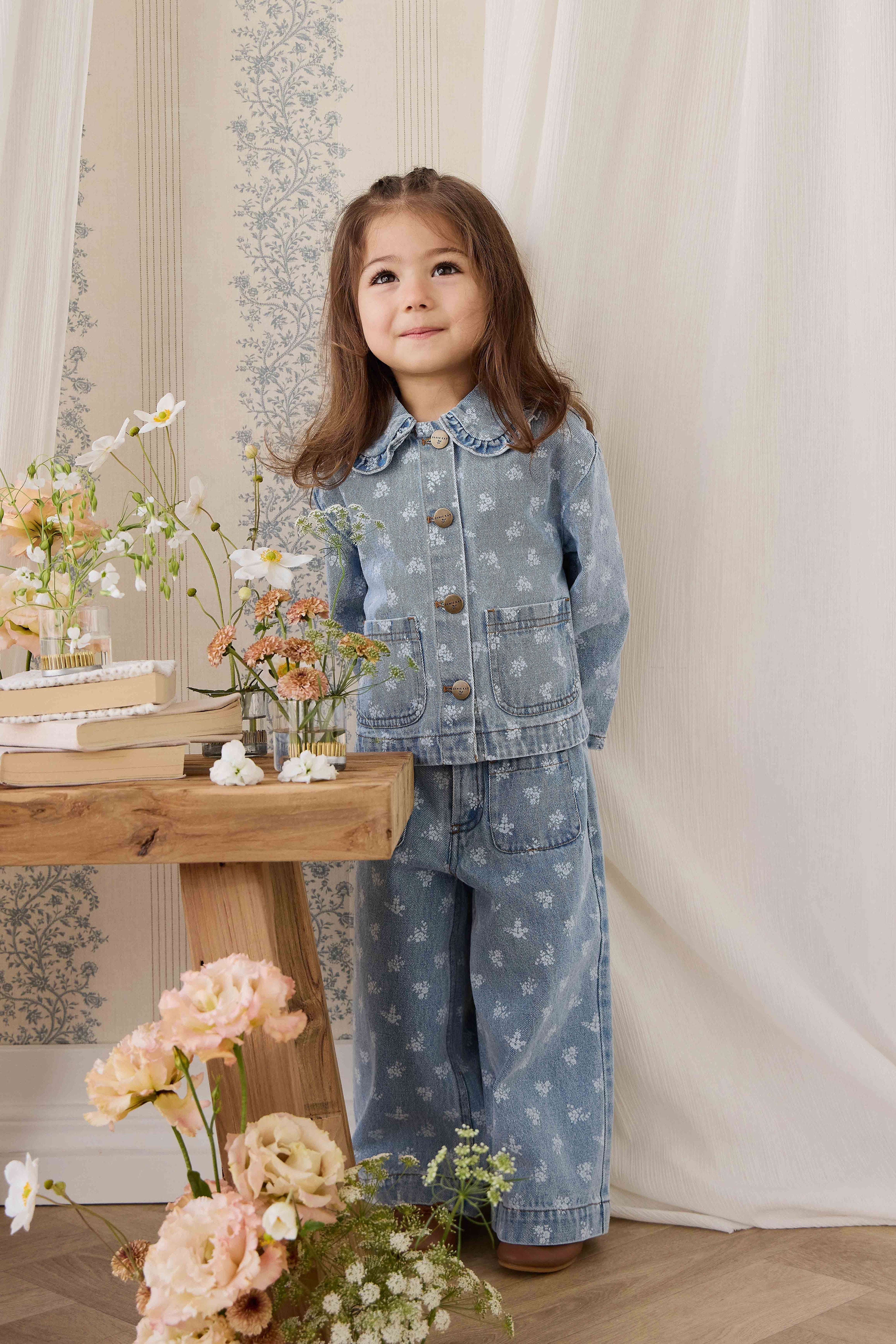 Veste en jean bleu vintage à motif floral, col rond et poches plaquées