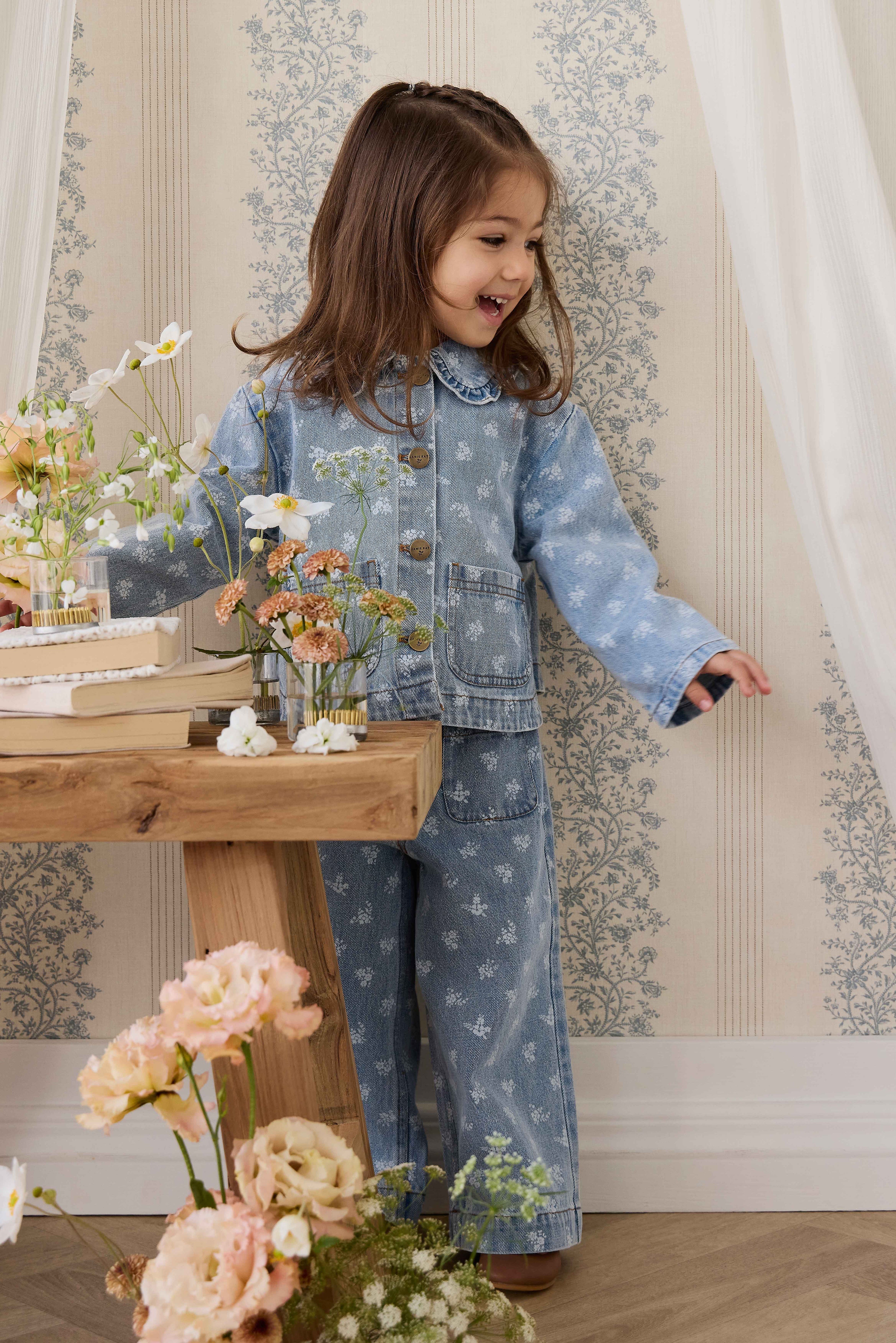 Veste en jean bleu vintage à motif floral, col rond et poches plaquées