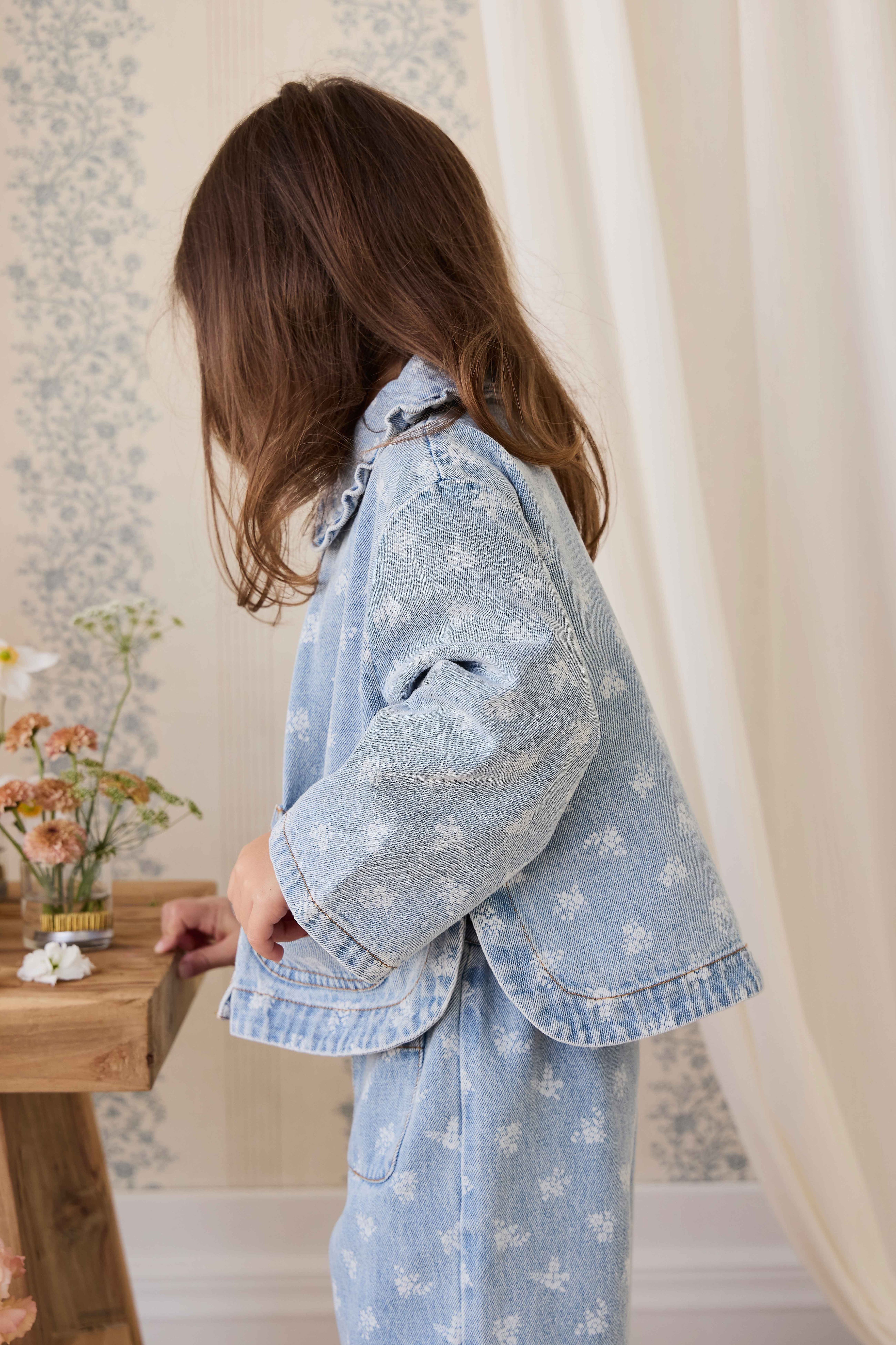 Veste en jean bleu vintage à motif floral, col rond et poches plaquées