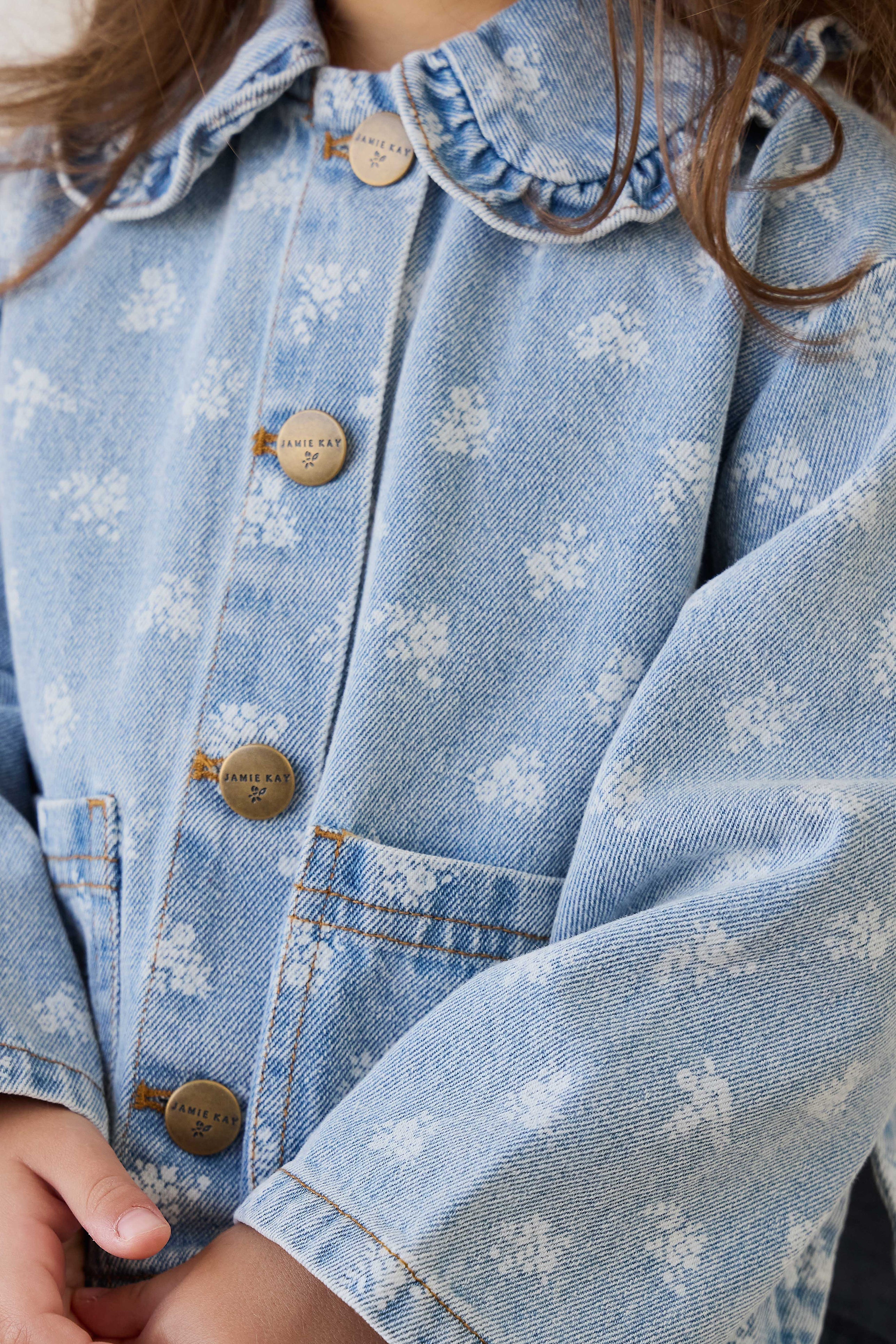 Veste en jean bleu vintage à motif floral, col rond et poches plaquées