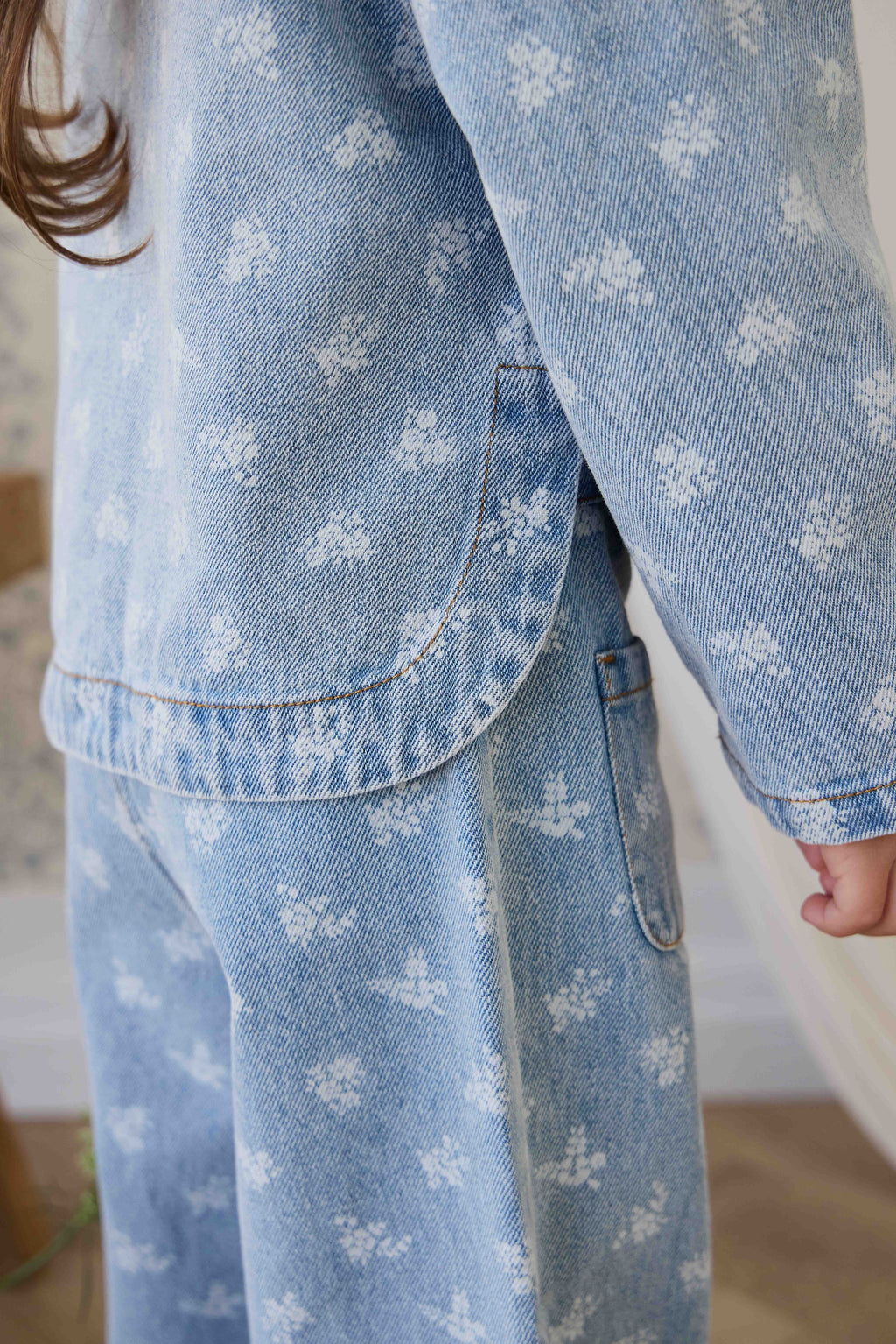 Veste en jean bleu vintage à motif floral, col rond et poches plaquées