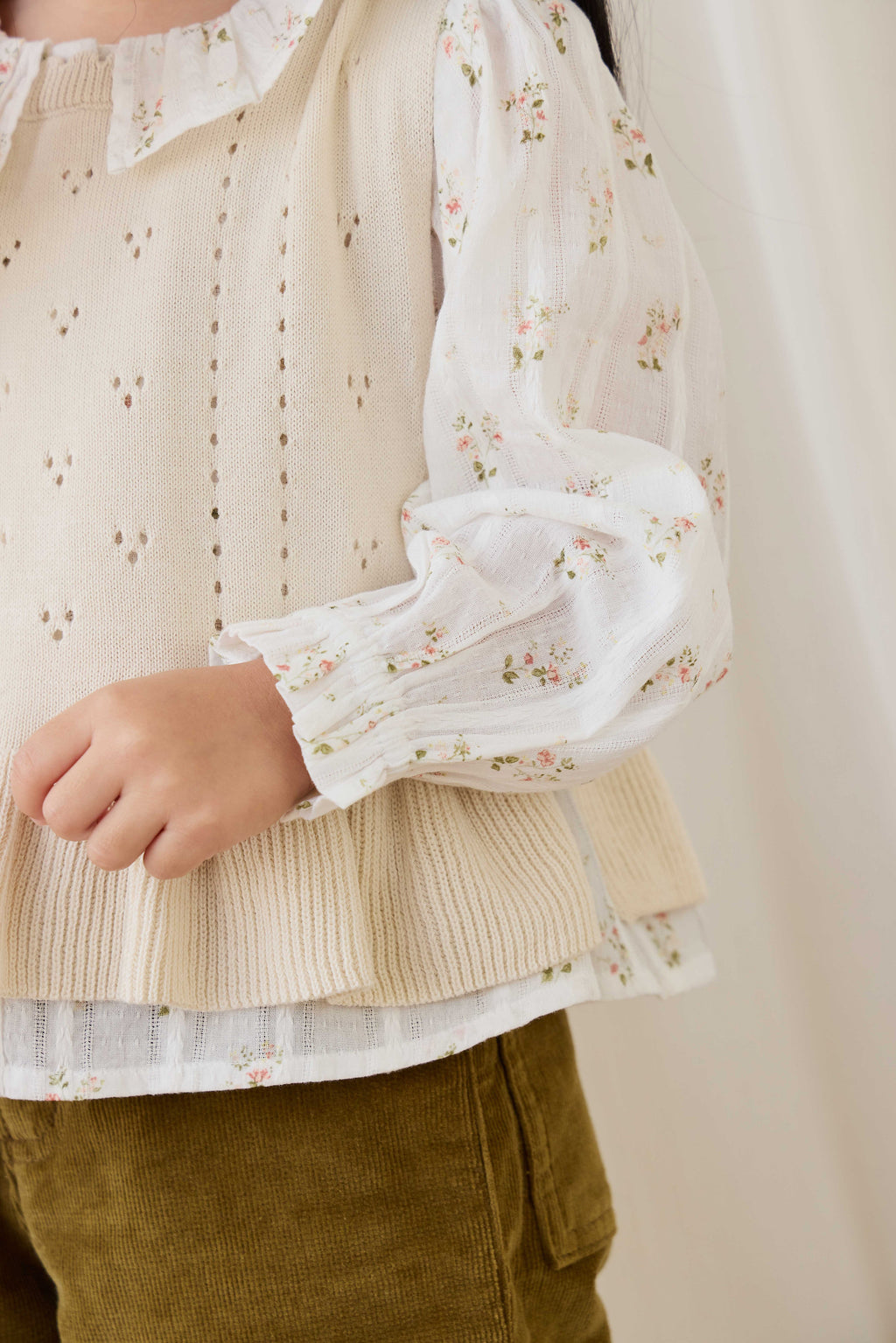 Top en coton bio blanc cassé Heirloom Floral avec encolure à volants et manches longues