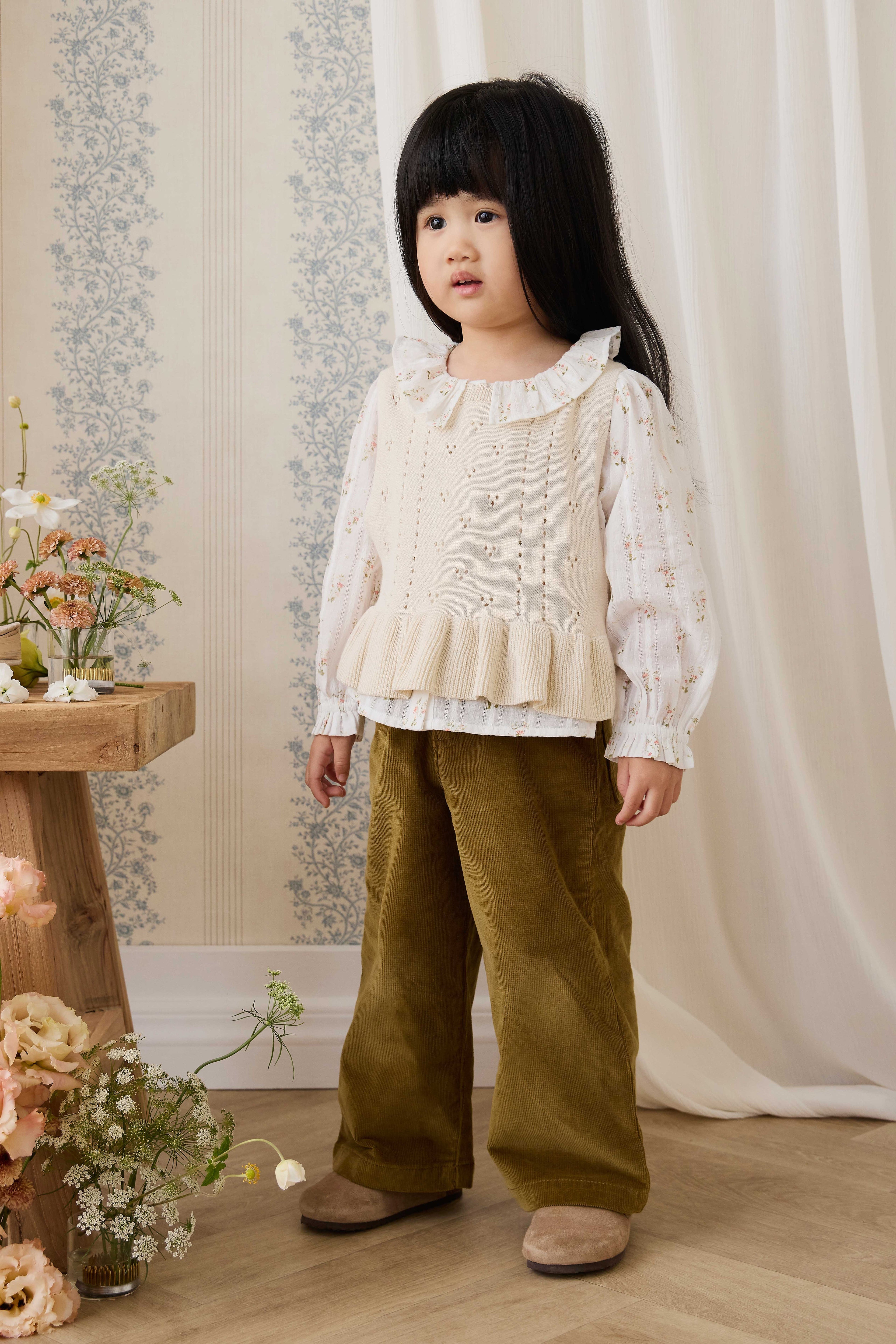 Top en coton bio blanc cassé Heirloom Floral avec encolure à volants et manches longues