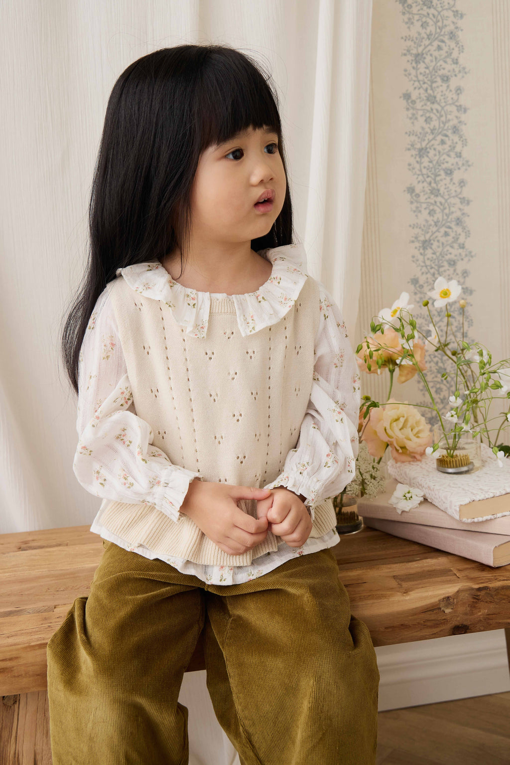Top en coton bio blanc cassé Heirloom Floral avec encolure à volants et manches longues