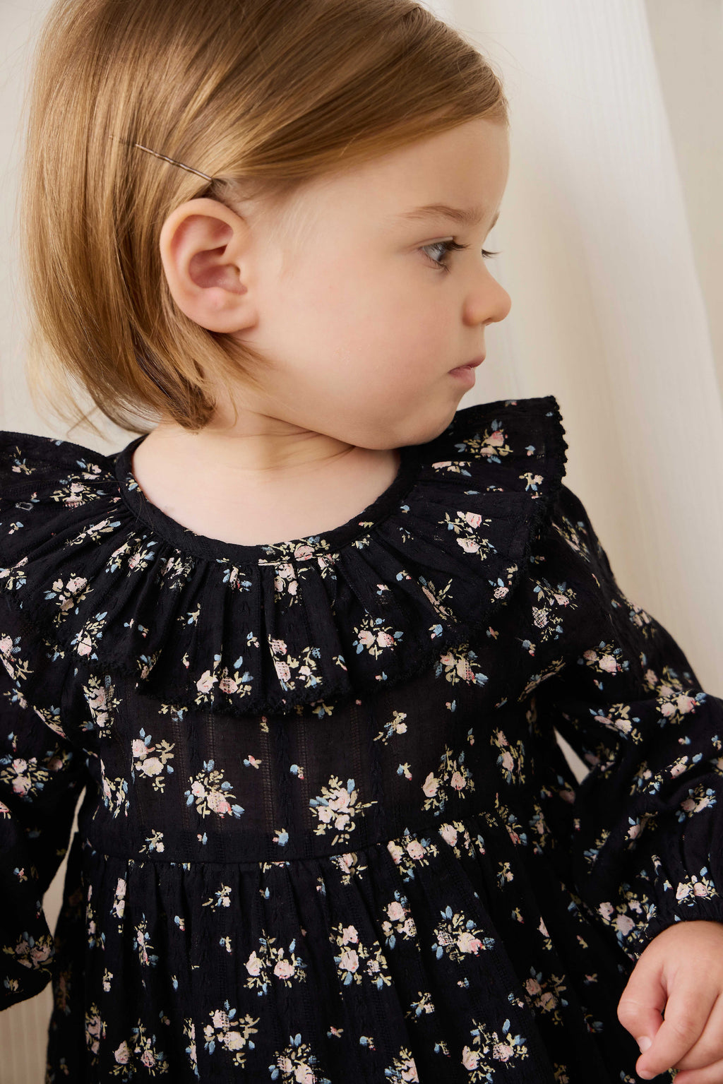 Grenouillère bébé manches longues en coton biologique noir à imprimé floral vintage avec boutons-pression