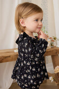 Grenouillère bébé manches longues en coton biologique noir à imprimé floral vintage avec boutons-pression