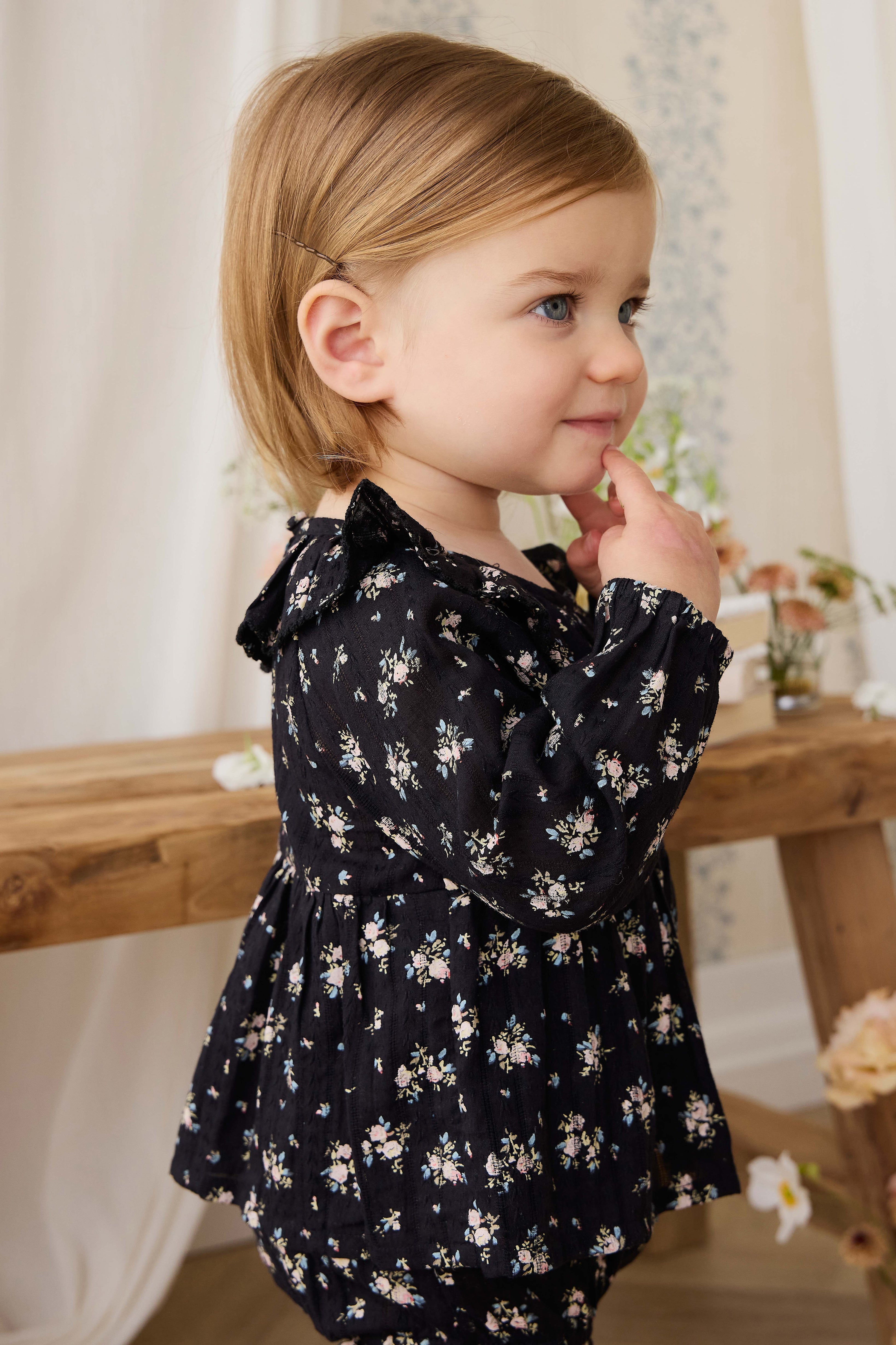 Grenouillère bébé manches longues en coton biologique noir à imprimé floral vintage avec boutons-pression