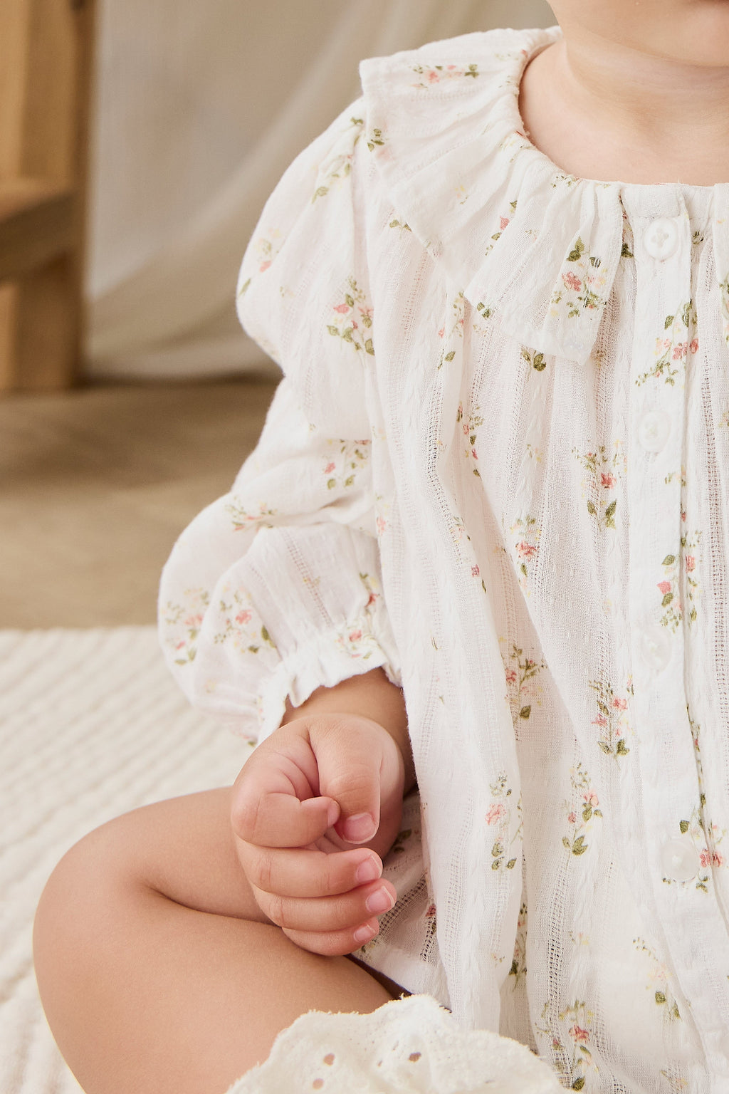 Top en coton bio blanc cassé Heirloom Floral avec encolure à volants et manches longues