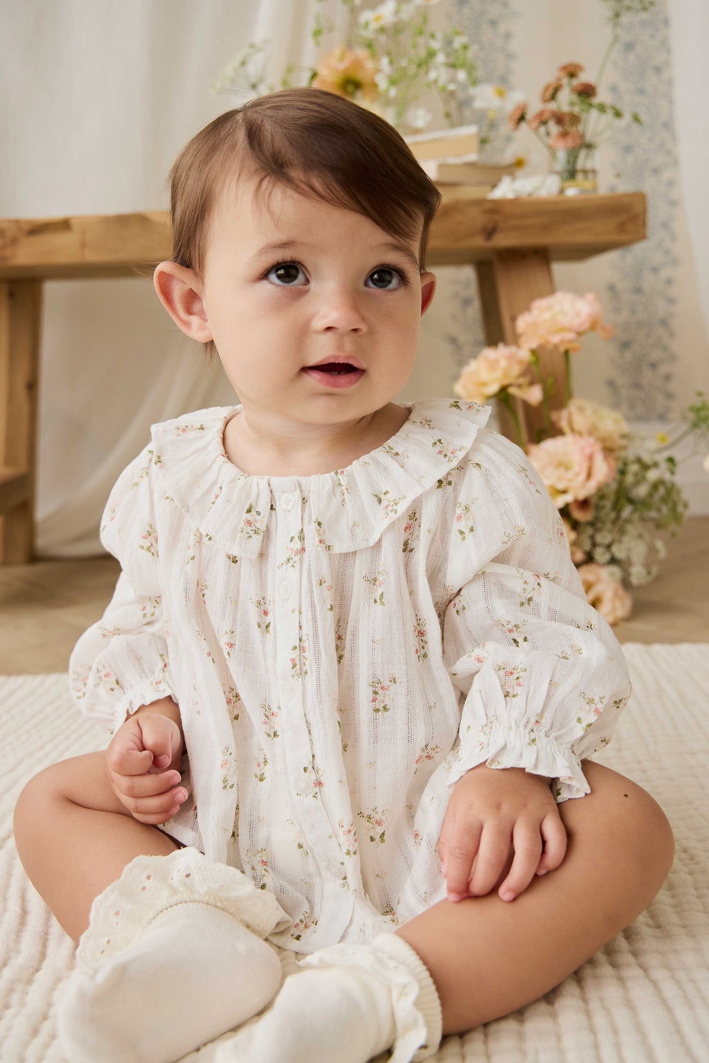 Top en coton bio blanc cassé Heirloom Floral avec encolure à volants et manches longues