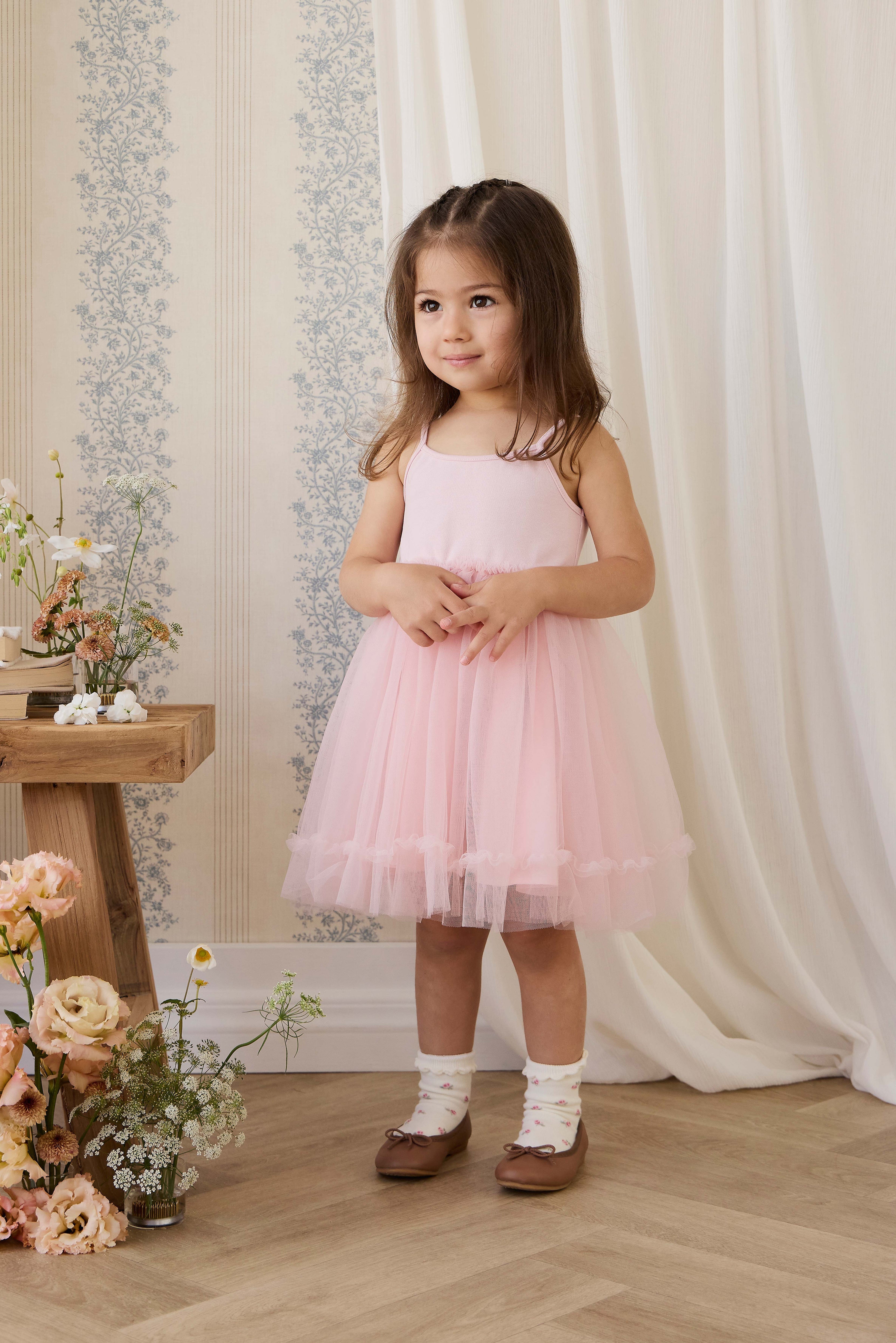 Robe élégante en coton-tulle rose poudré avec jupe superposée et fines bretelles