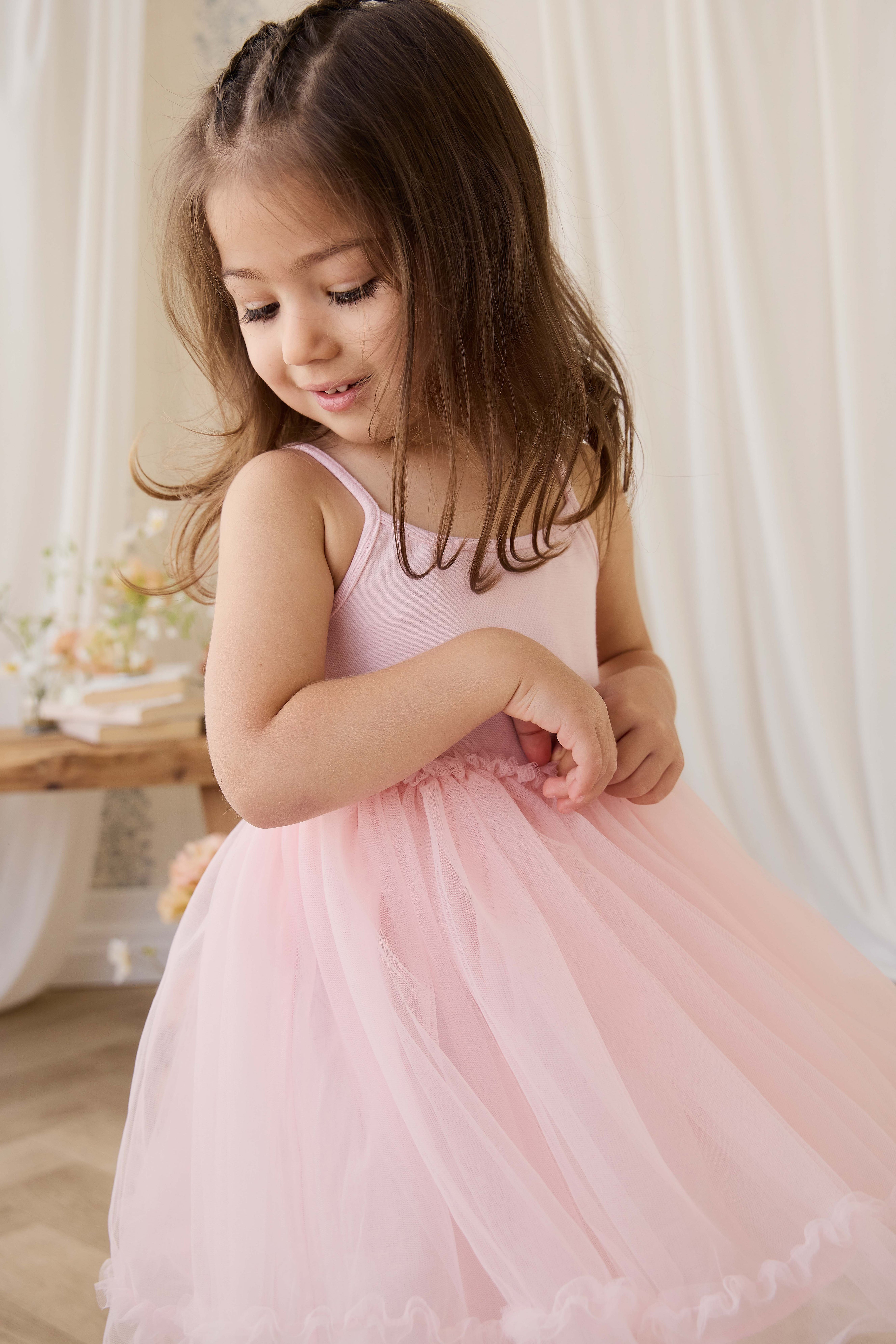 Robe élégante en coton-tulle rose poudré avec jupe superposée et fines bretelles