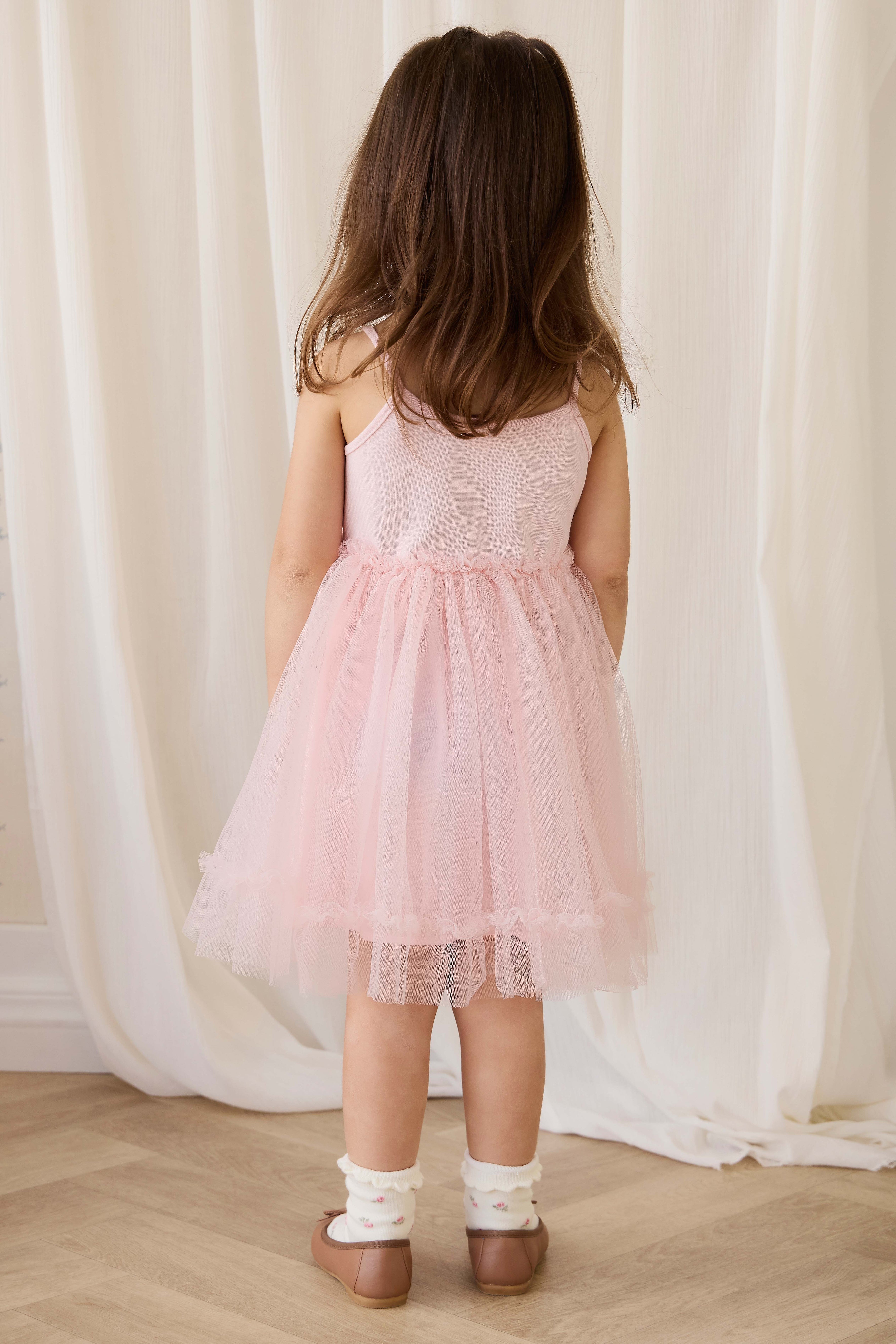 Robe élégante en coton-tulle rose poudré avec jupe superposée et fines bretelles