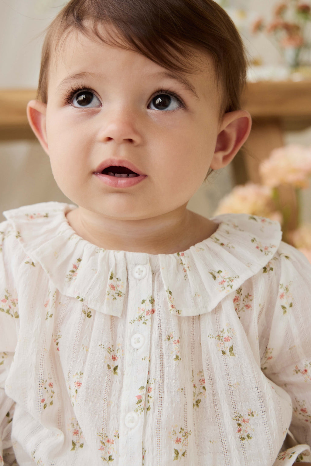 Top en coton bio blanc cassé Heirloom Floral avec encolure à volants et manches longues