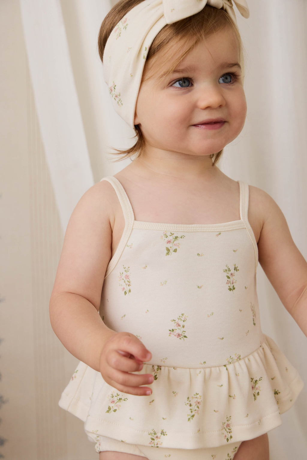 Combinaison-short en coton biologique blanc à imprimé floral vintage avec ourlet péplum et fermeture à bouton-pression