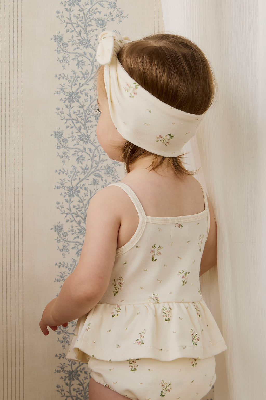 Combinaison-short en coton biologique blanc à imprimé floral vintage avec ourlet péplum et fermeture à bouton-pression