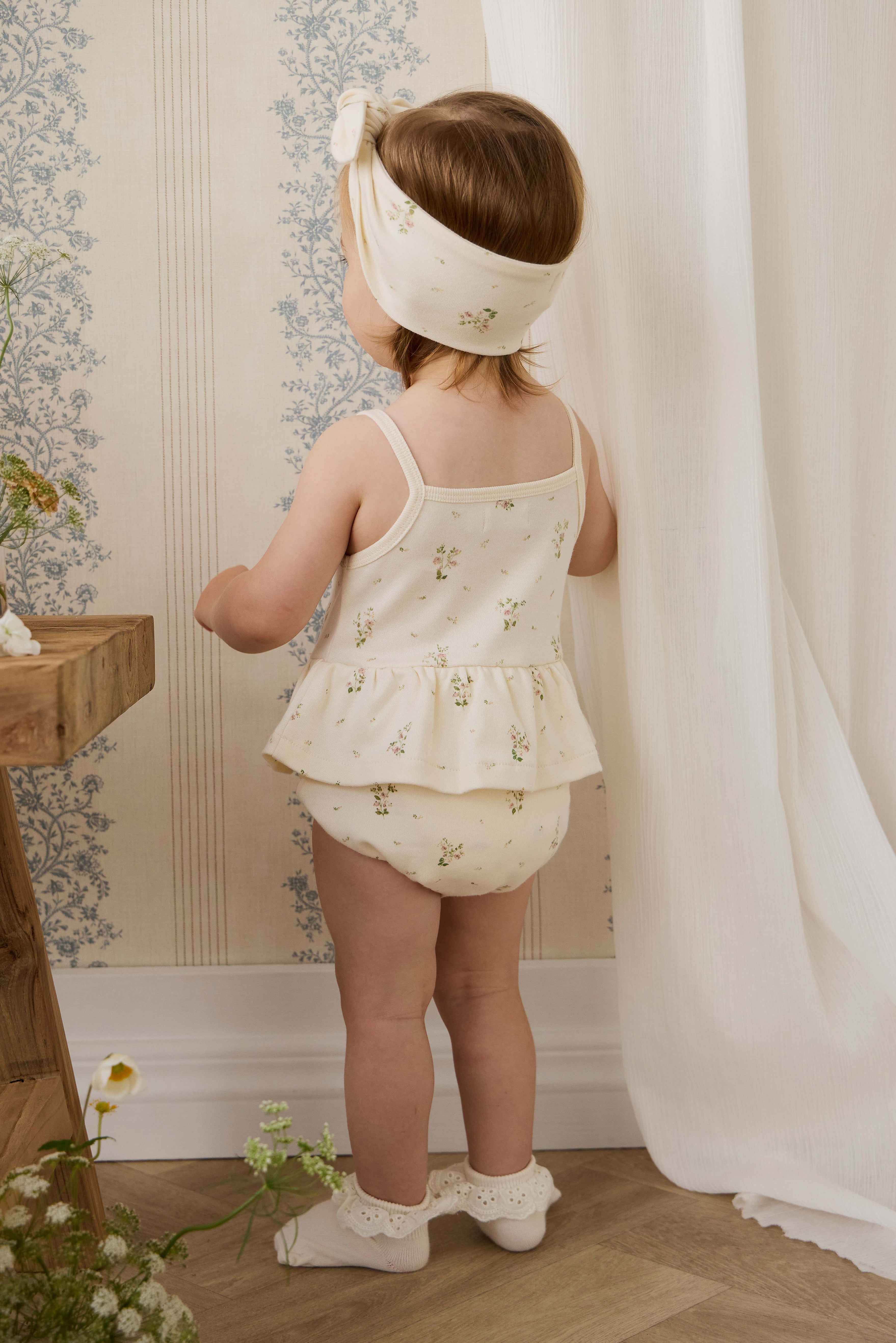 Combinaison-short en coton biologique blanc à imprimé floral vintage avec ourlet péplum et fermeture à bouton-pression