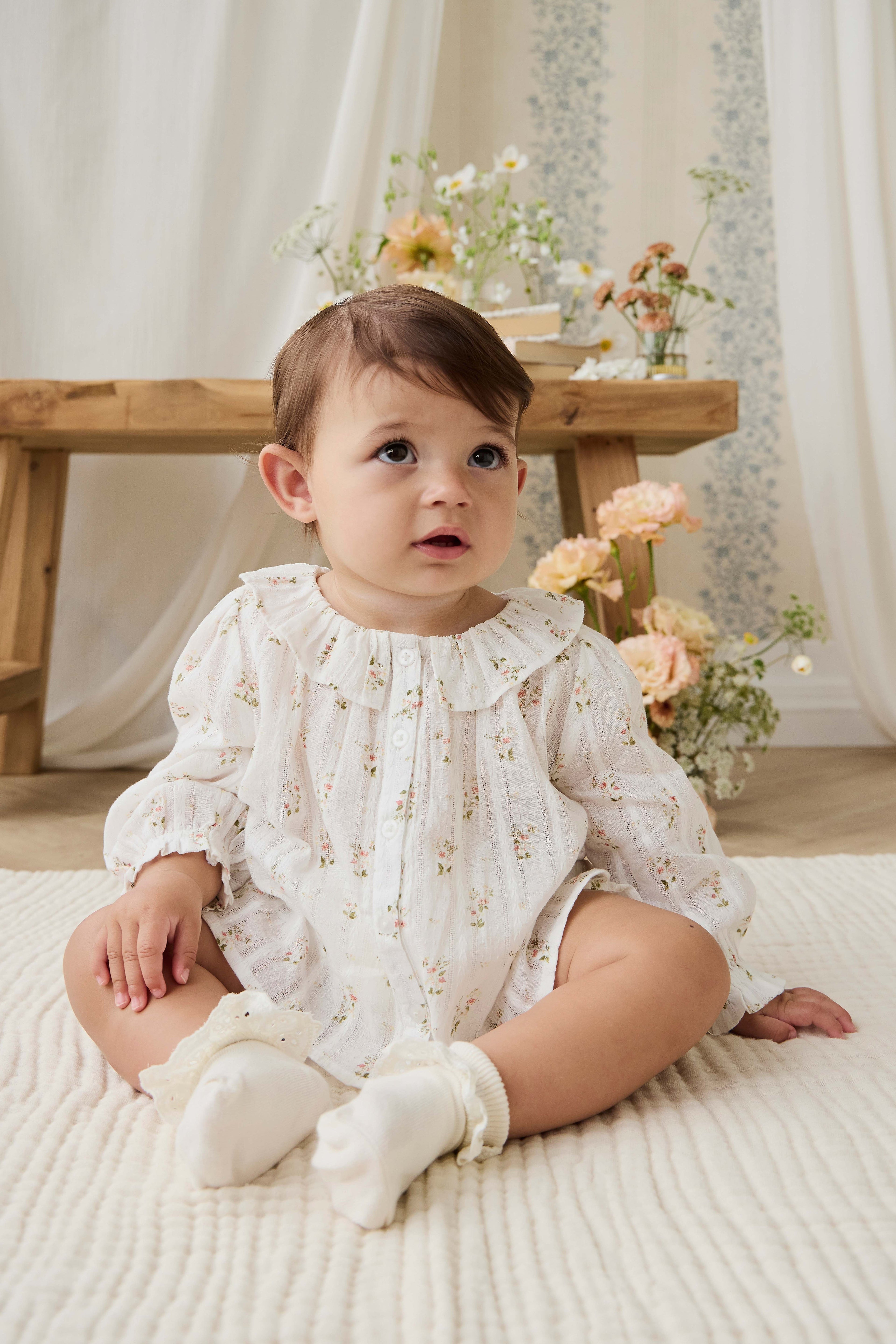 Top en coton bio blanc cassé Heirloom Floral avec encolure à volants et manches longues