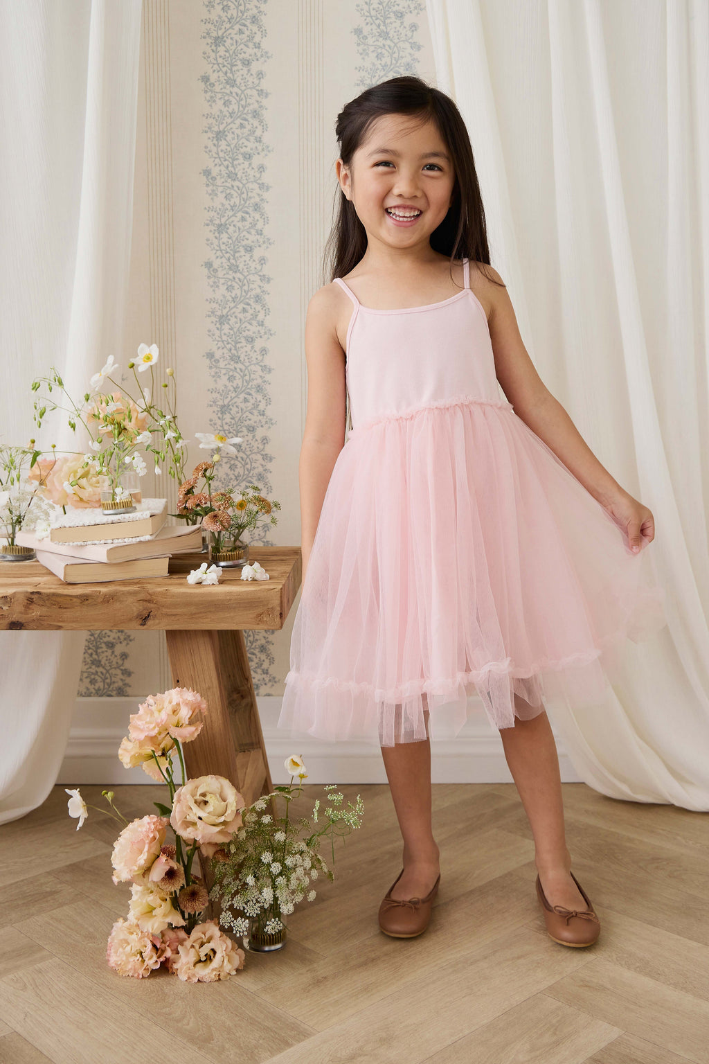 Robe élégante en coton-tulle rose poudré avec jupe superposée et fines bretelles