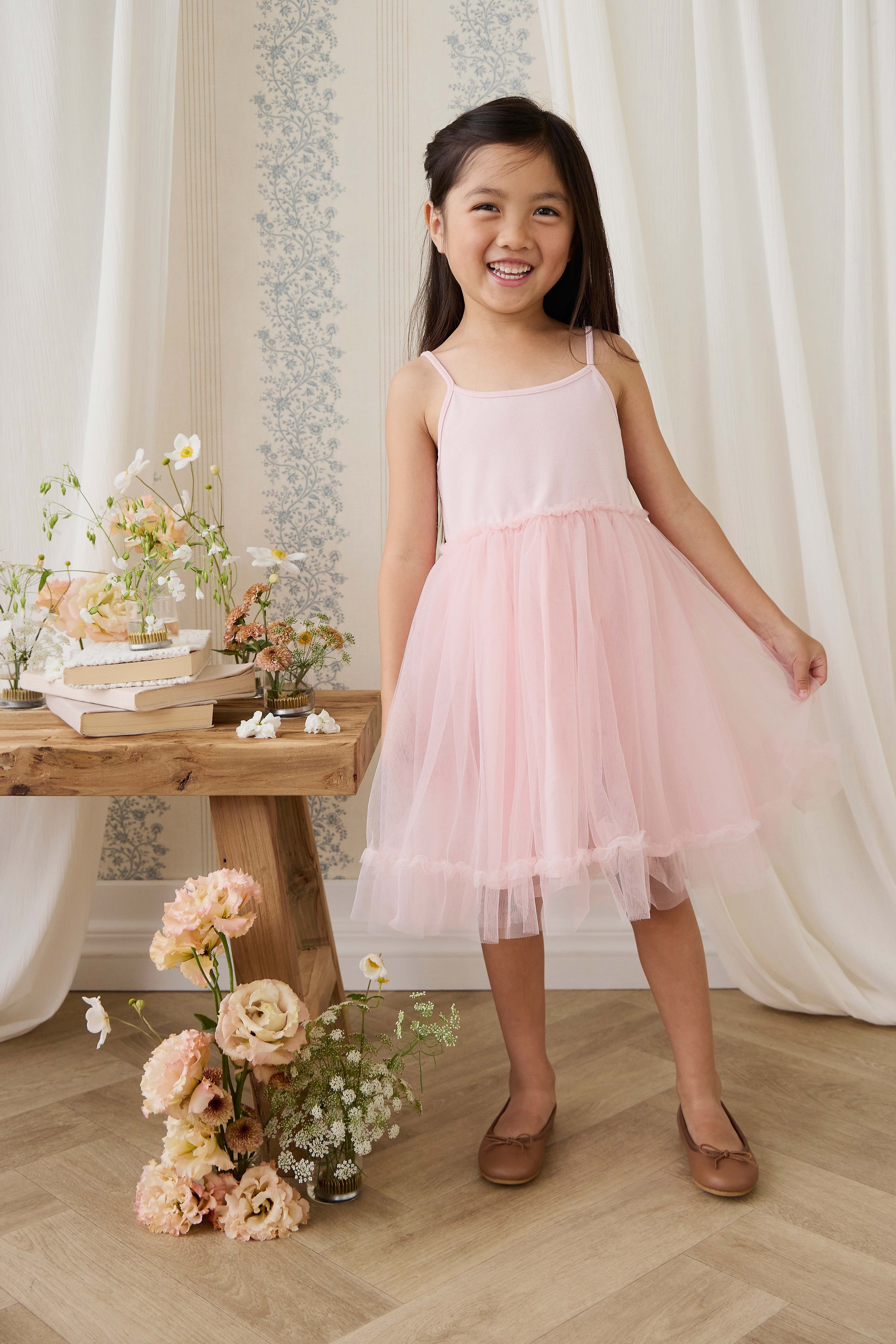Robe élégante en coton-tulle rose poudré avec jupe superposée et fines bretelles