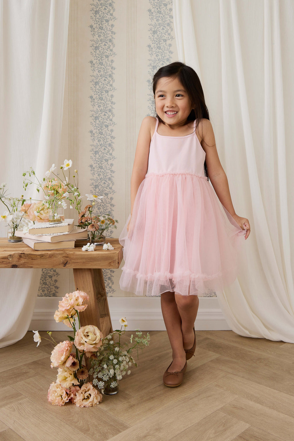 Robe élégante en coton-tulle rose poudré avec jupe superposée et fines bretelles