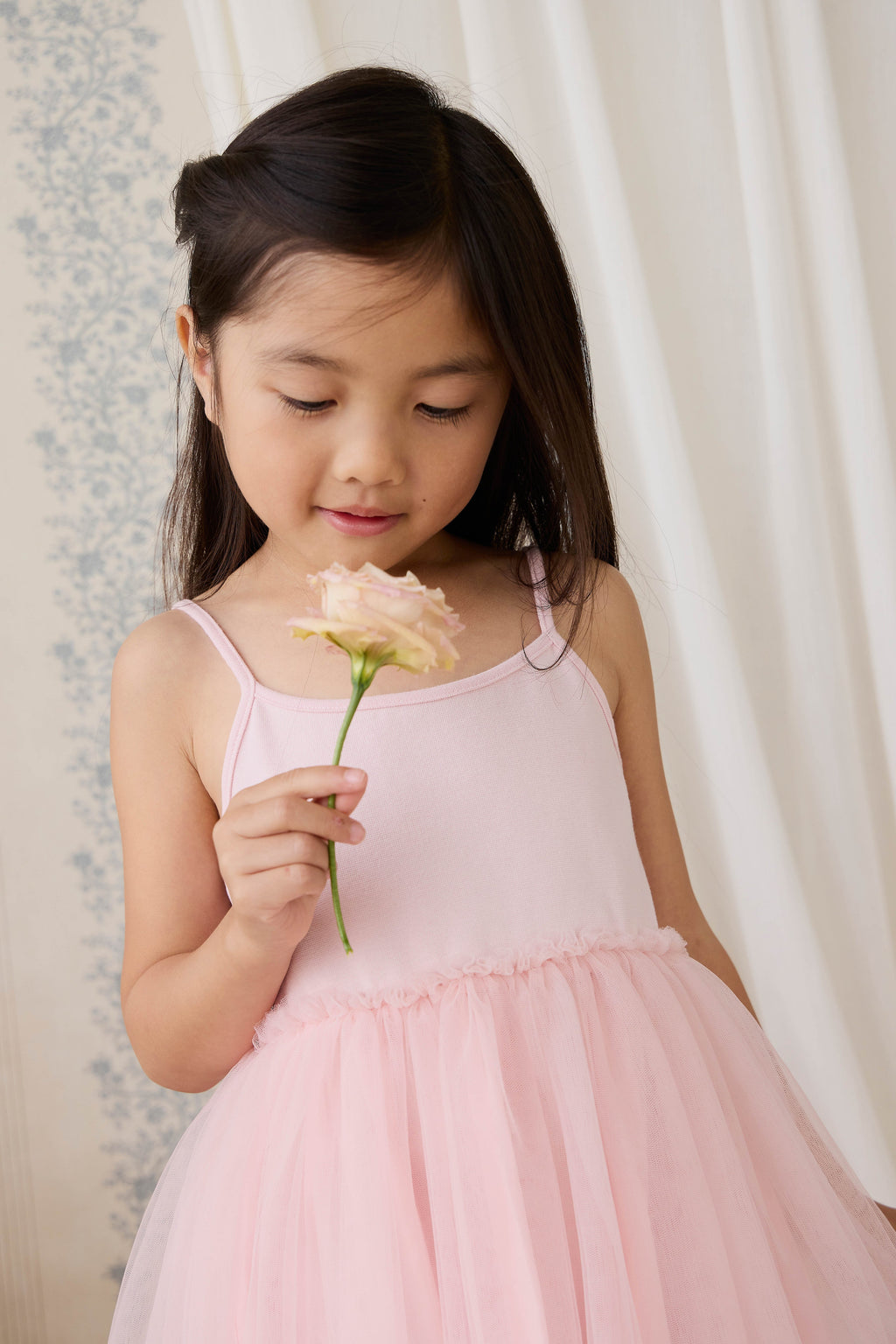 Robe élégante en coton-tulle rose poudré avec jupe superposée et fines bretelles
