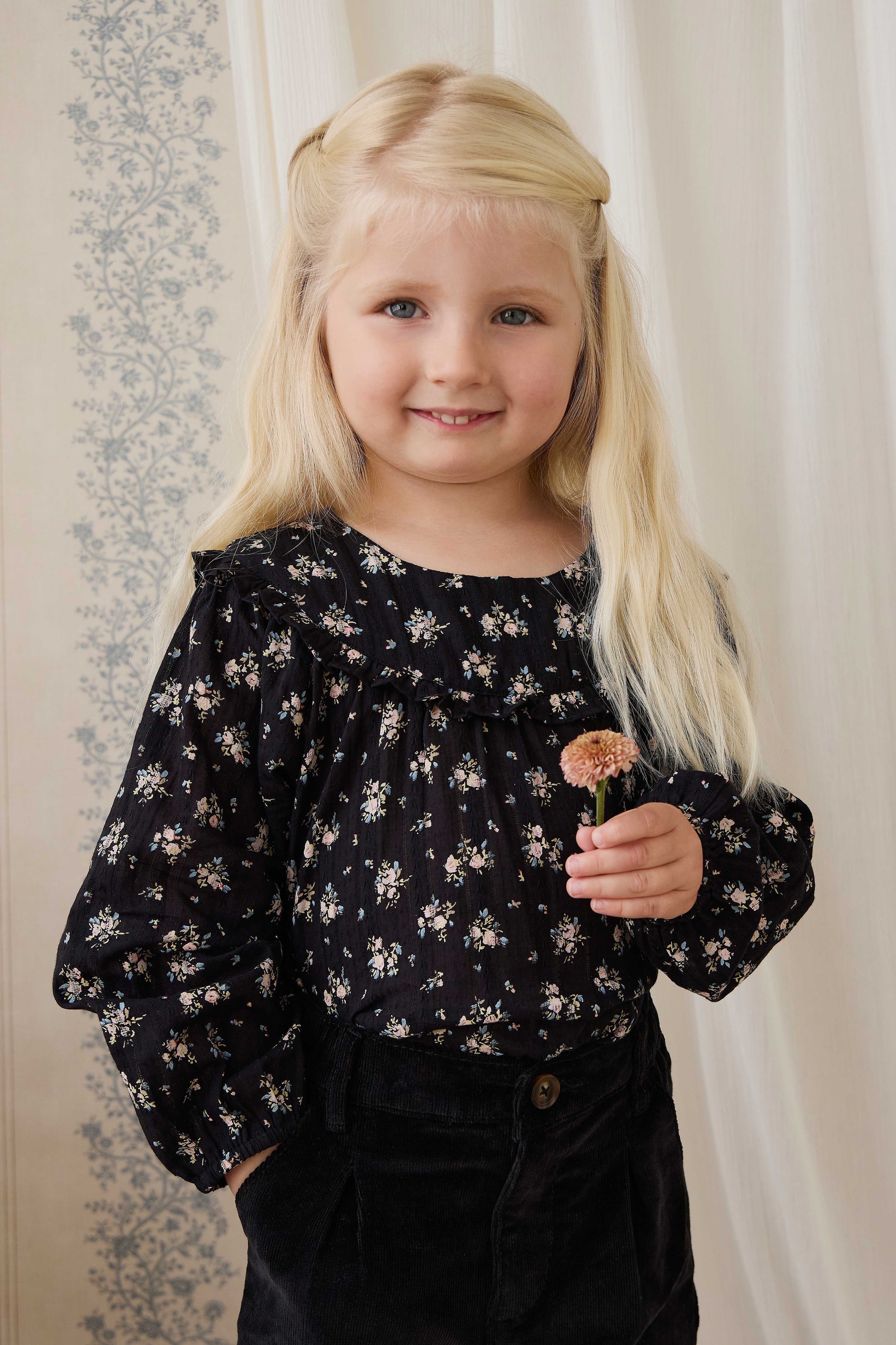 Chemisier vintage en coton bio noir à motif floral avec manches bouffantes et empiècement à volants