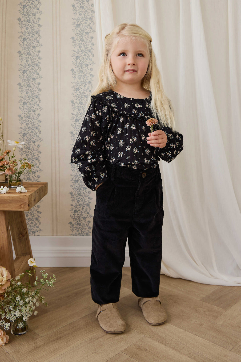 Chemisier vintage en coton bio noir à motif floral avec manches bouffantes et empiècement à volants