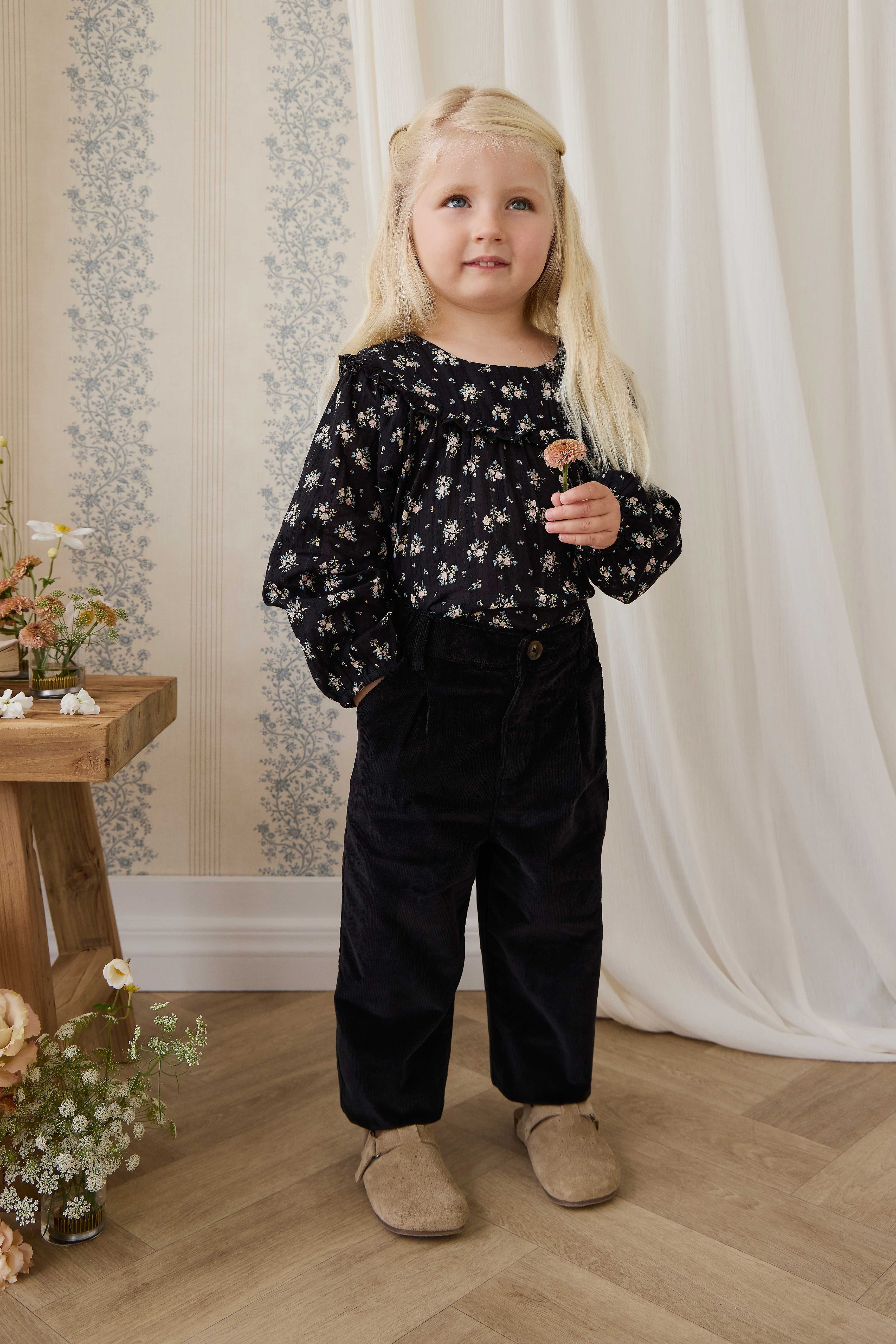 Chemisier vintage en coton bio noir à motif floral avec manches bouffantes et empiècement à volants