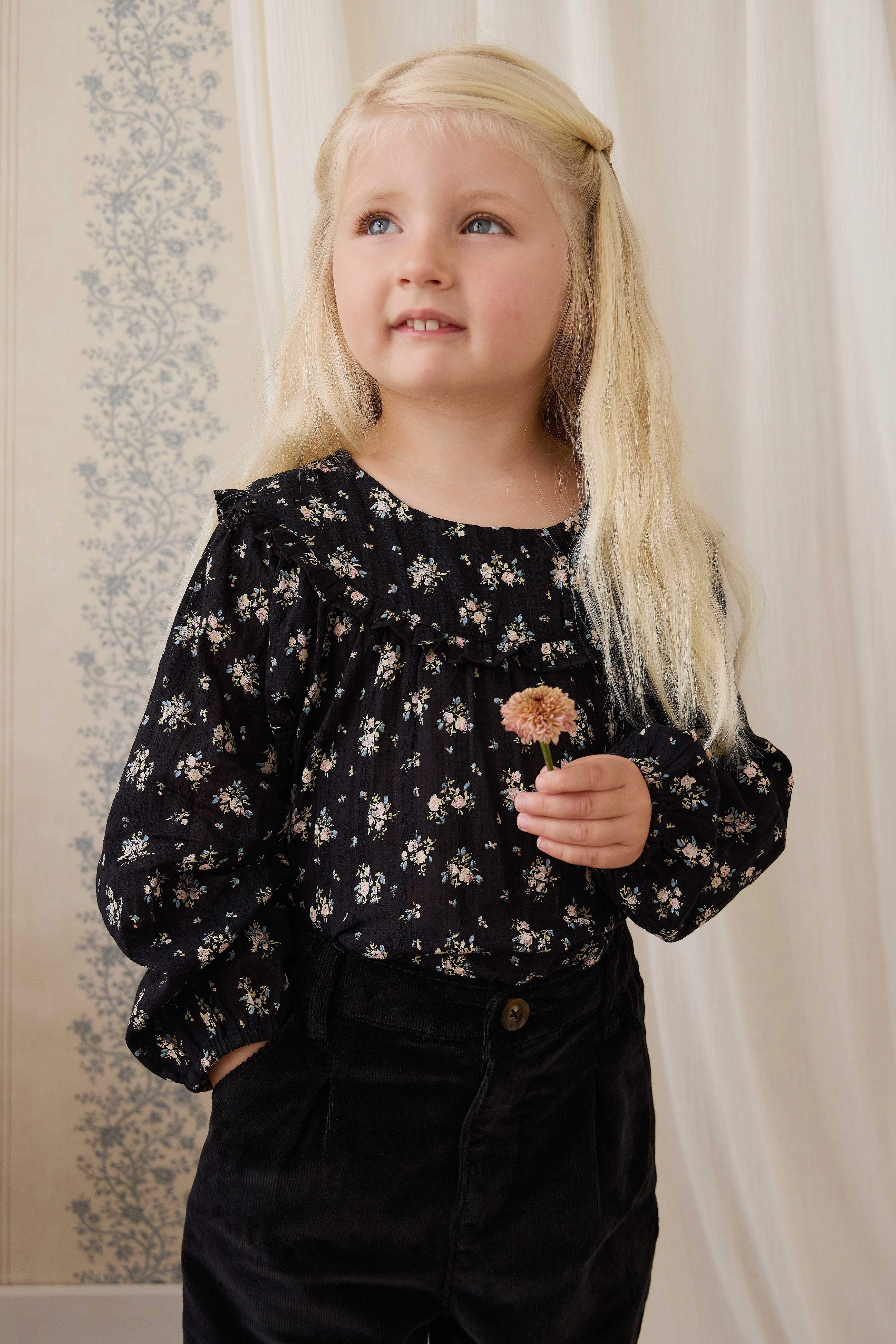 Chemisier vintage en coton bio noir à motif floral avec manches bouffantes et empiècement à volants
