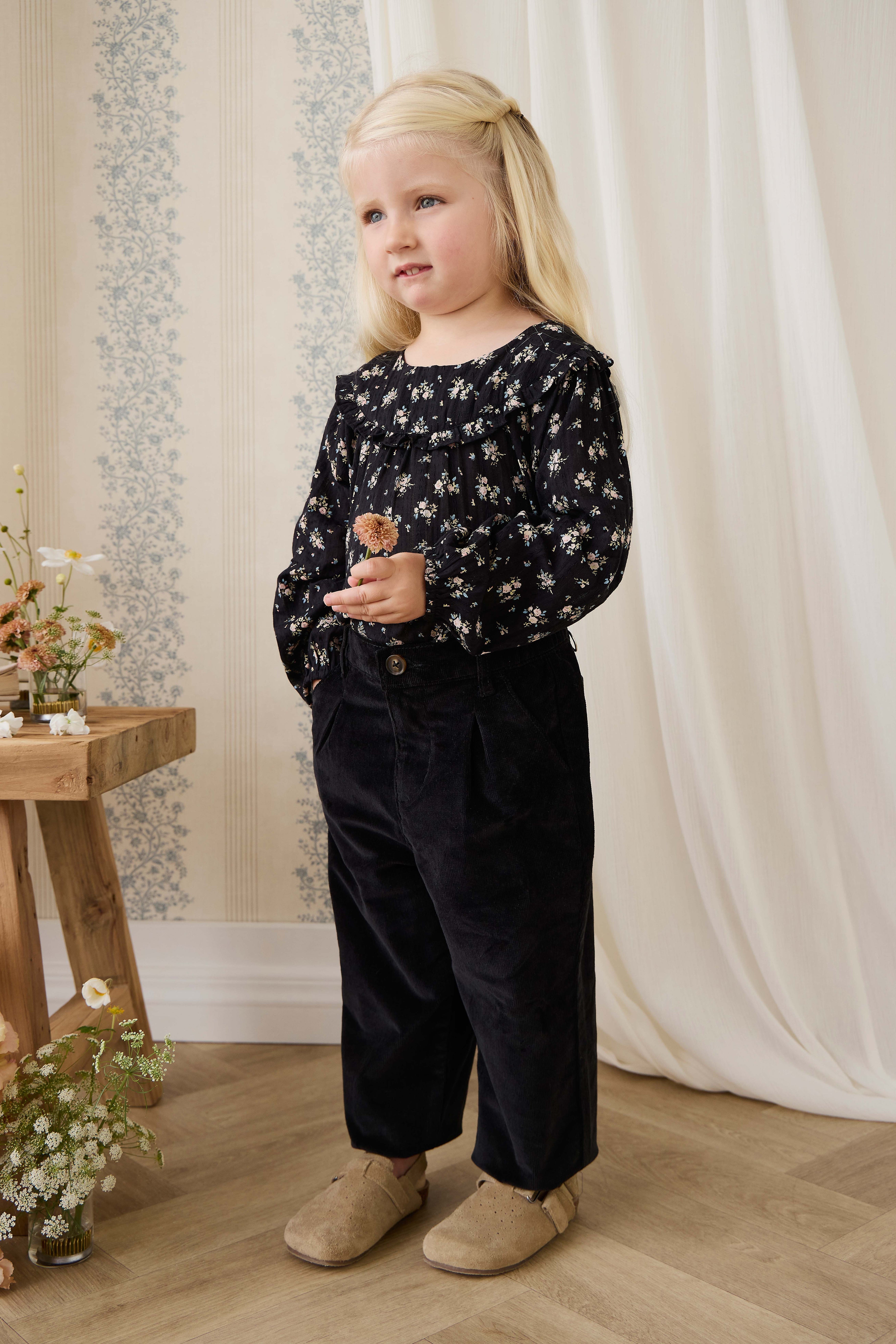 Chemisier vintage en coton bio noir à motif floral avec manches bouffantes et empiècement à volants