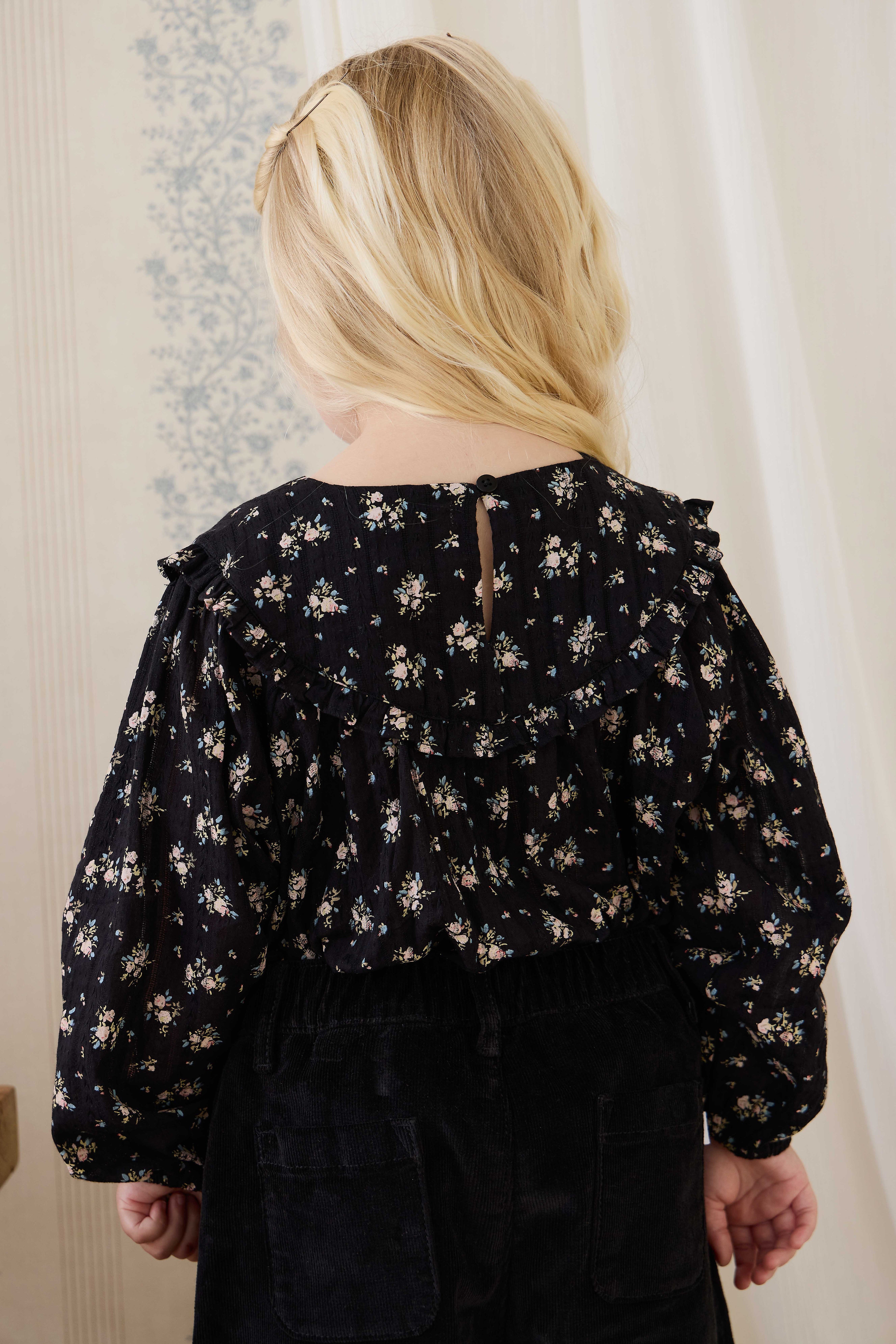 Chemisier vintage en coton bio noir à motif floral avec manches bouffantes et empiècement à volants