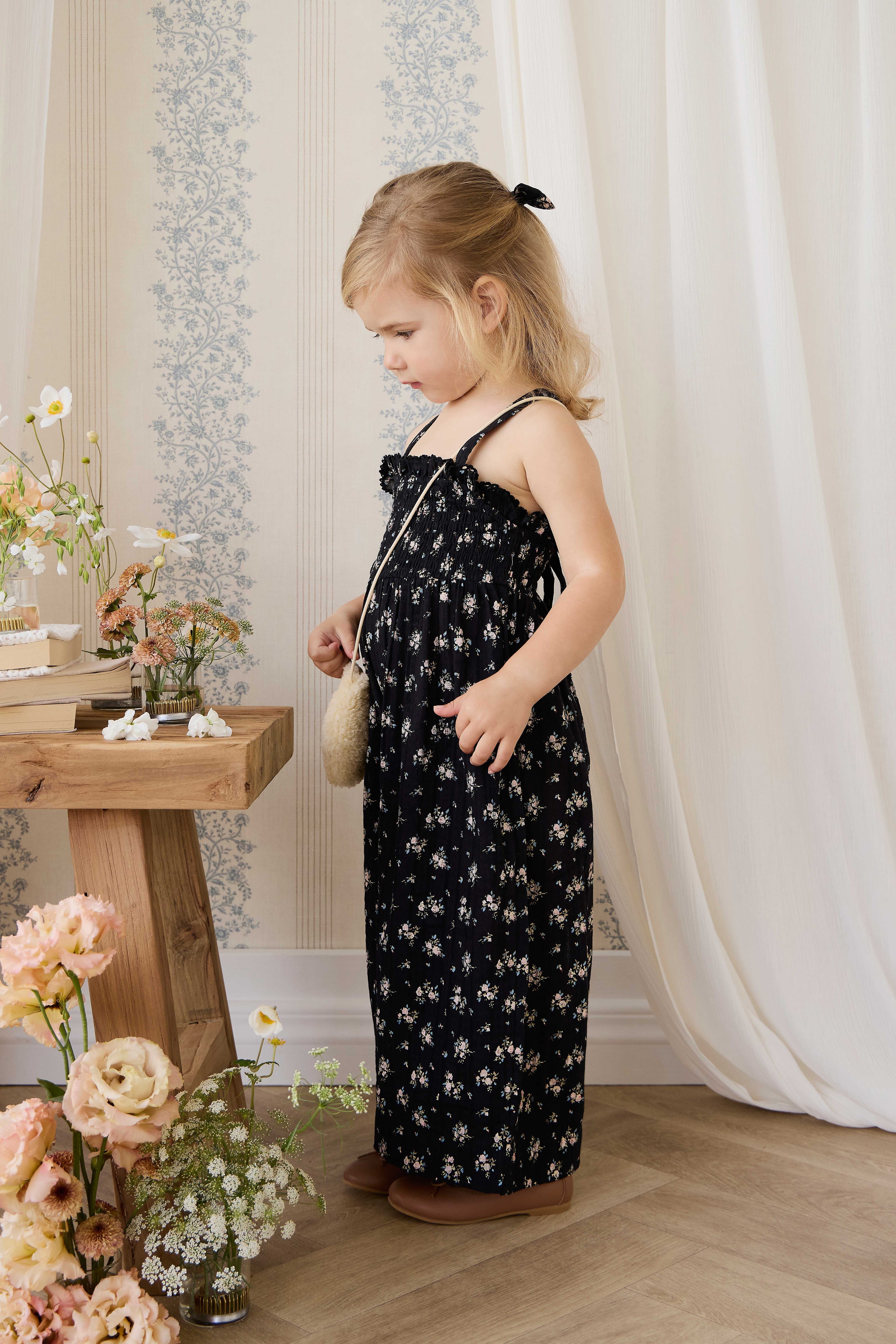 Combinaison noire en coton bio à imprimé floral vintage avec buste smocké et jambes larges