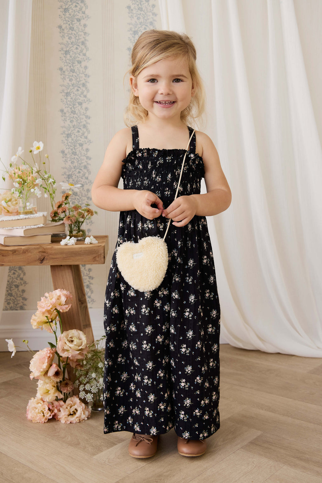 Combinaison noire en coton bio à imprimé floral vintage avec buste smocké et jambes larges
