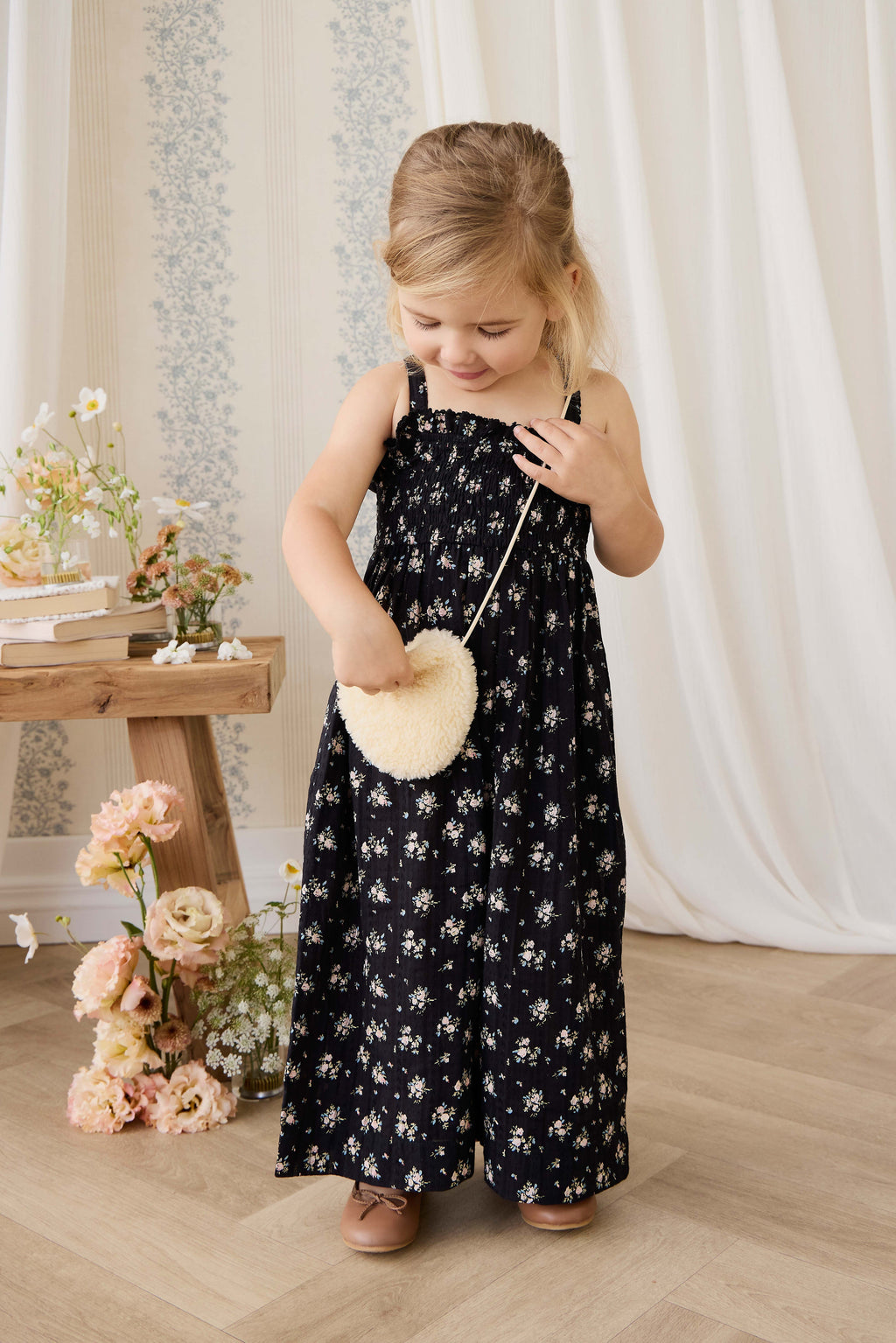 Combinaison noire en coton bio à imprimé floral vintage avec buste smocké et jambes larges