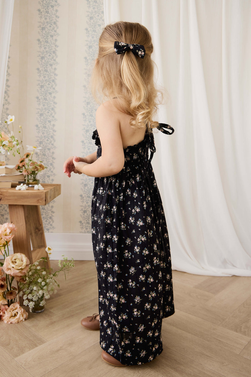 Combinaison noire en coton bio à imprimé floral vintage avec buste smocké et jambes larges