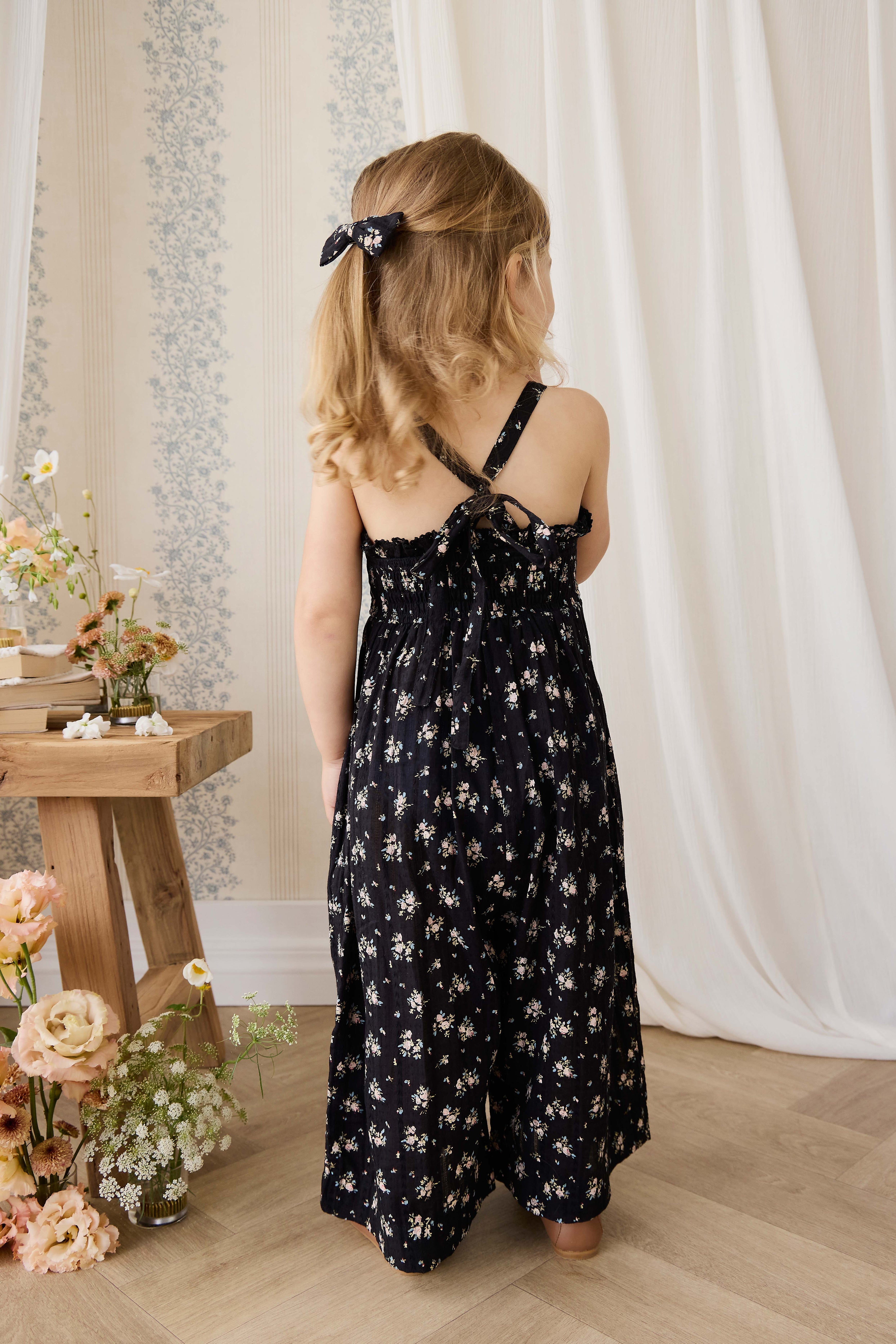 Combinaison noire en coton bio à imprimé floral vintage avec buste smocké et jambes larges