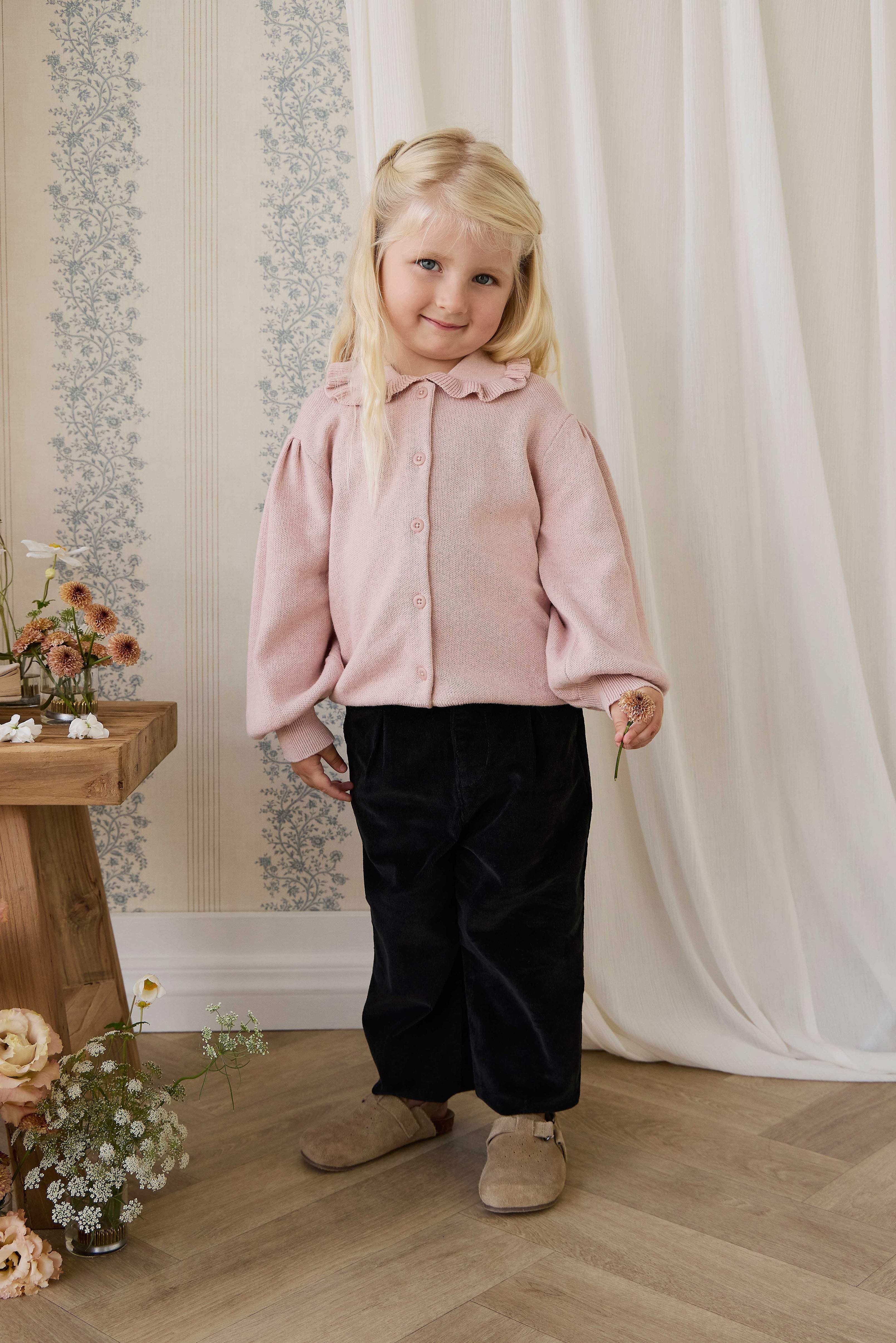 Gilet en maille de coton rose pêche avec col à volants et manches bouffantes